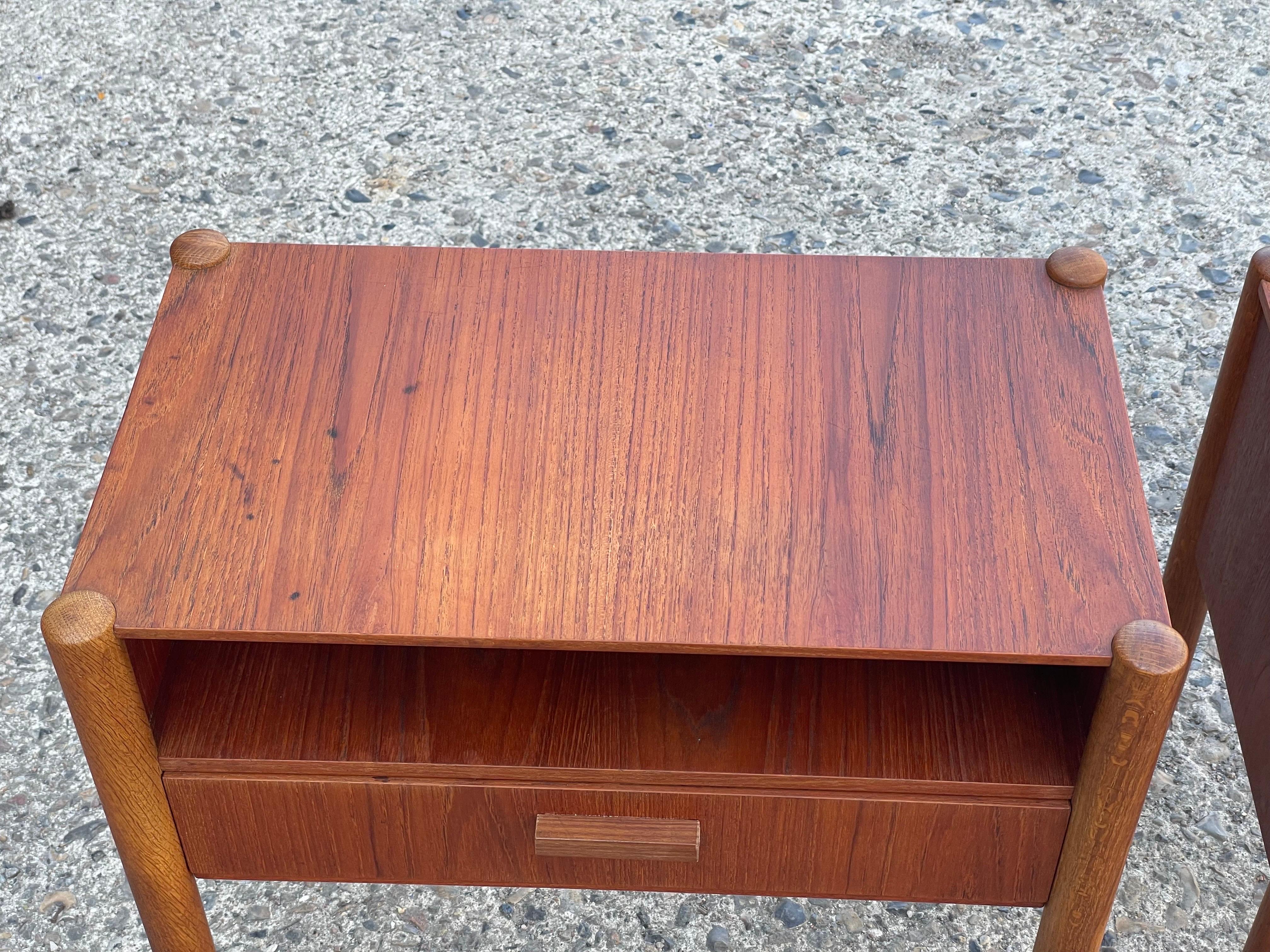 A pair of simple Danish Mid century nightstands in teak and oak from the 1960´s For Sale 7