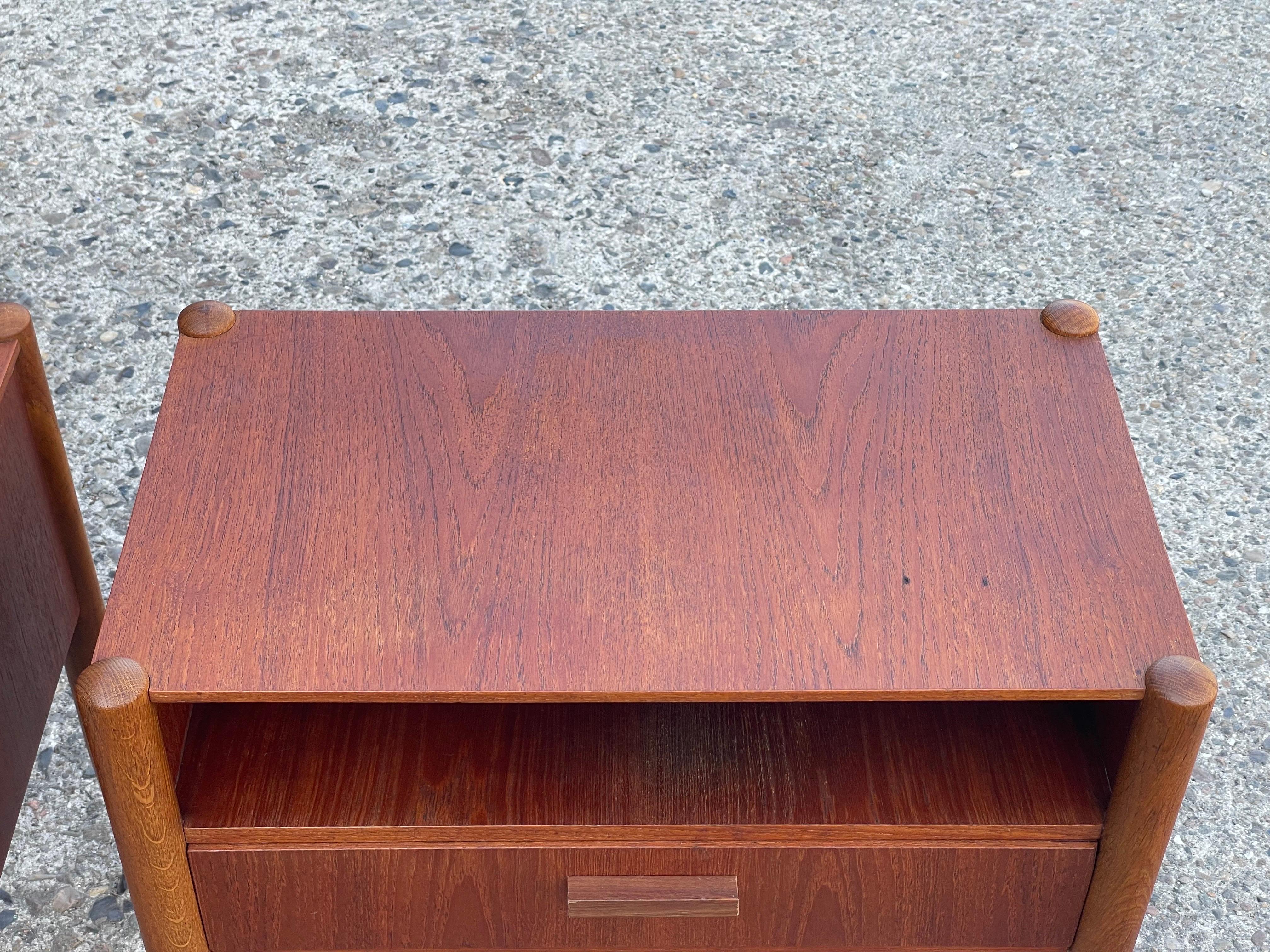 A pair of simple Danish Mid century nightstands in teak and oak from the 1960´s For Sale 8