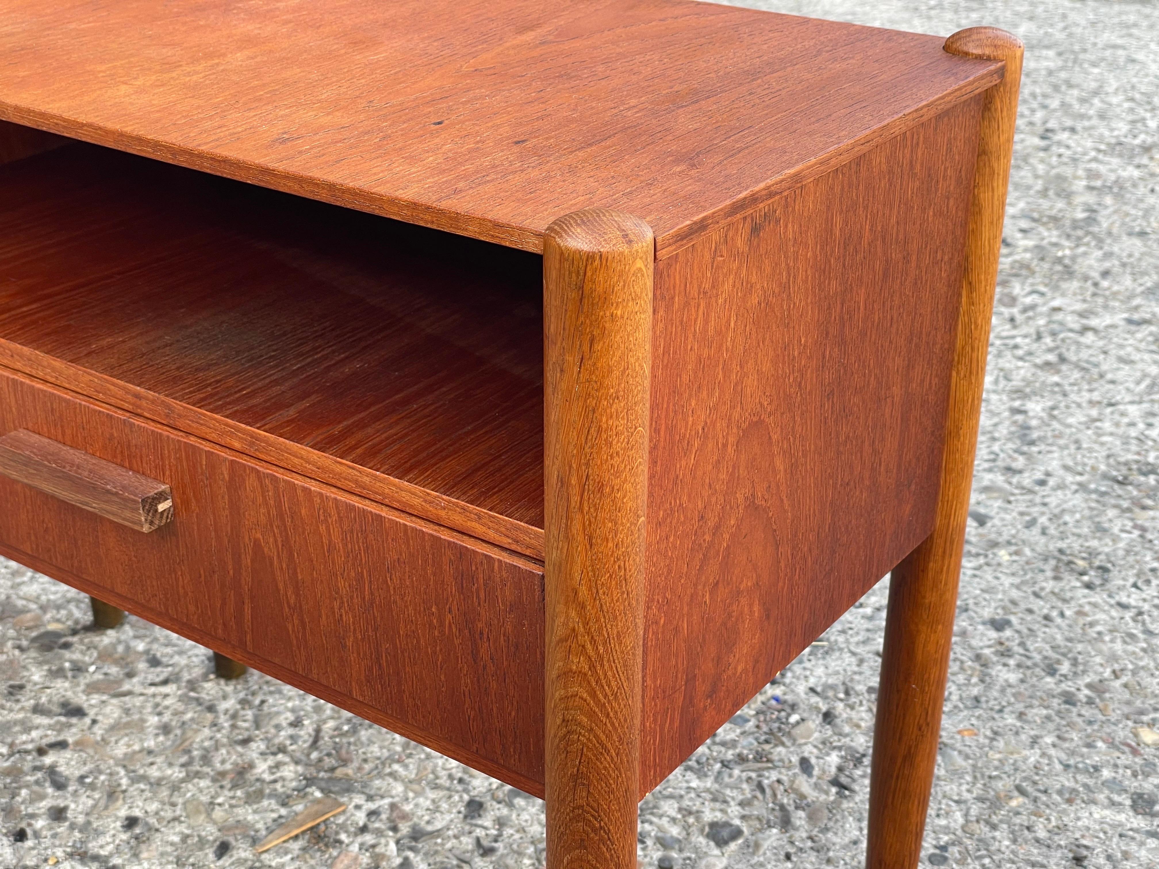 A pair of simple Danish Mid century nightstands in teak and oak from the 1960´s For Sale 9