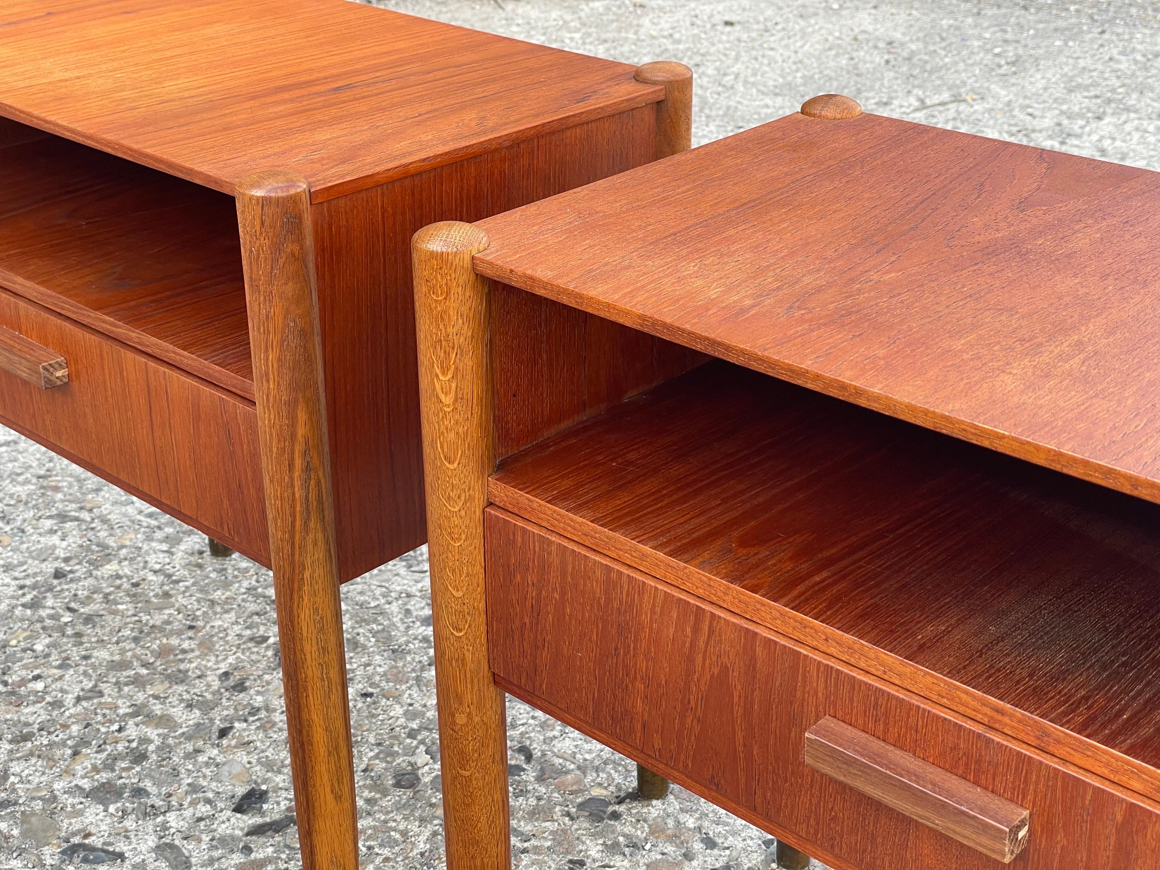 A pair of simple Danish Mid century nightstands in teak and oak from the 1960´s For Sale 10