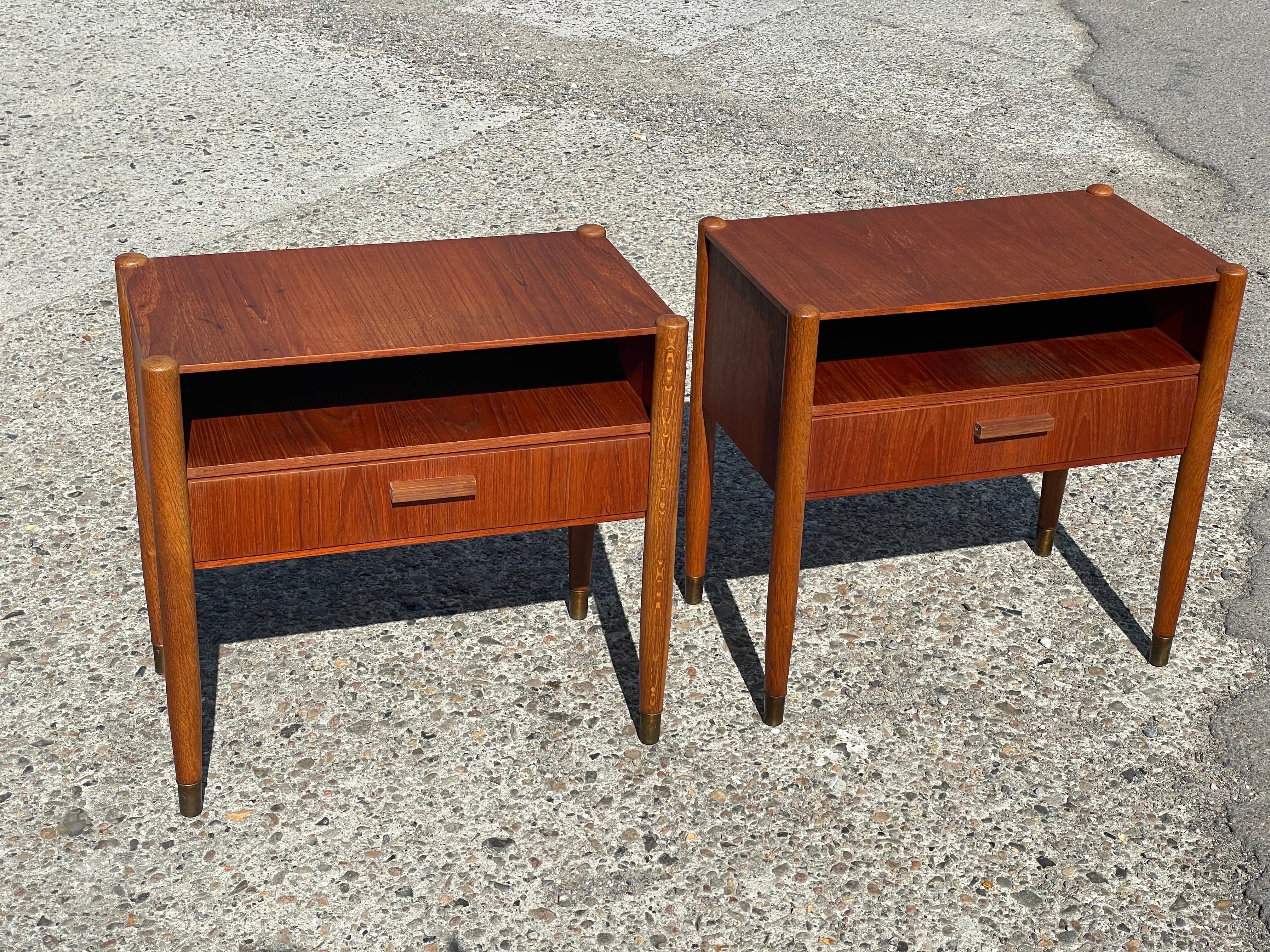 A pair of simple Danish Mid century nightstands in teak and oak from the 1960´s For Sale 11