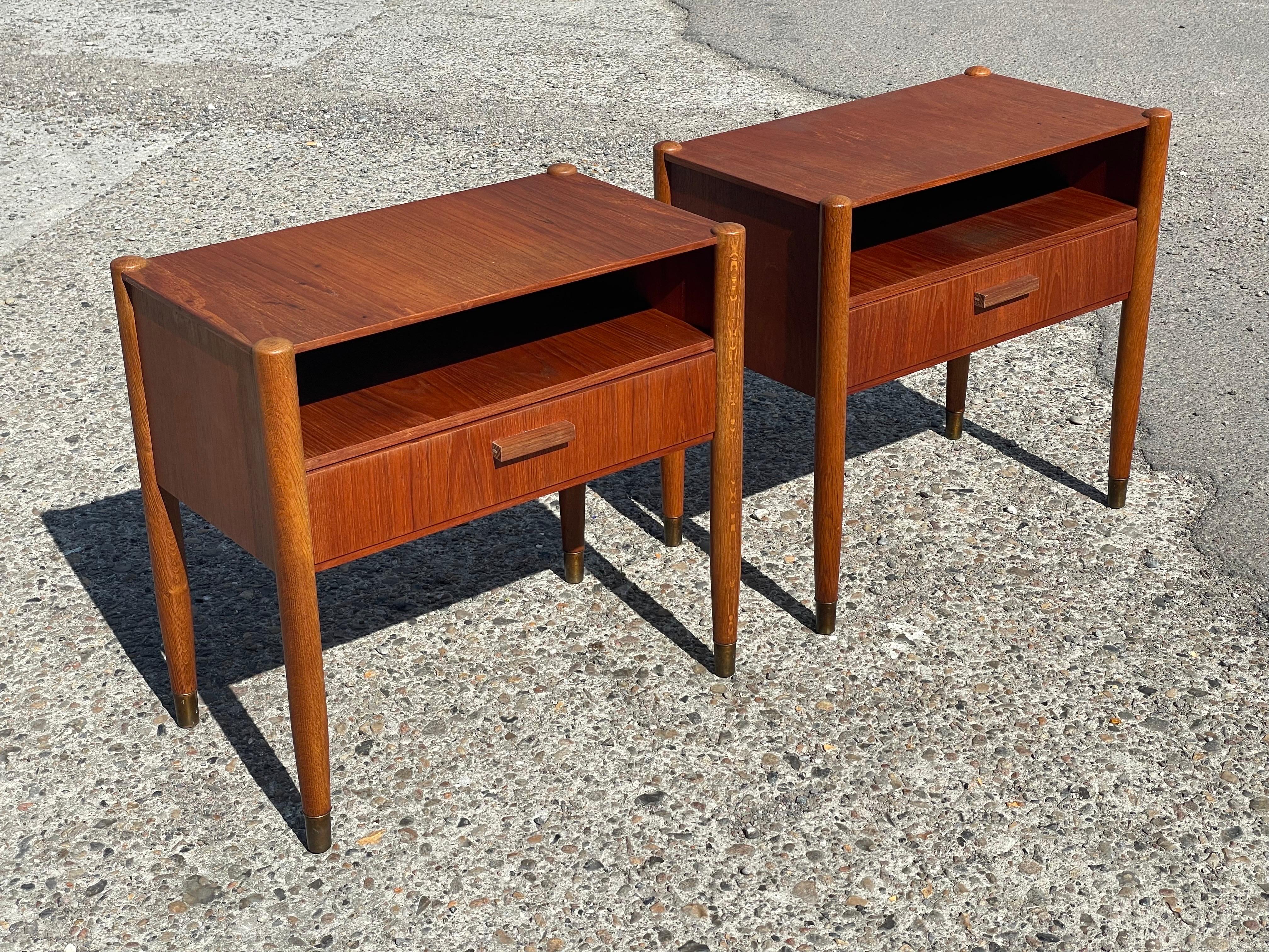A pair of simple Danish Mid century nightstands in teak and oak from the 1960´s For Sale 12