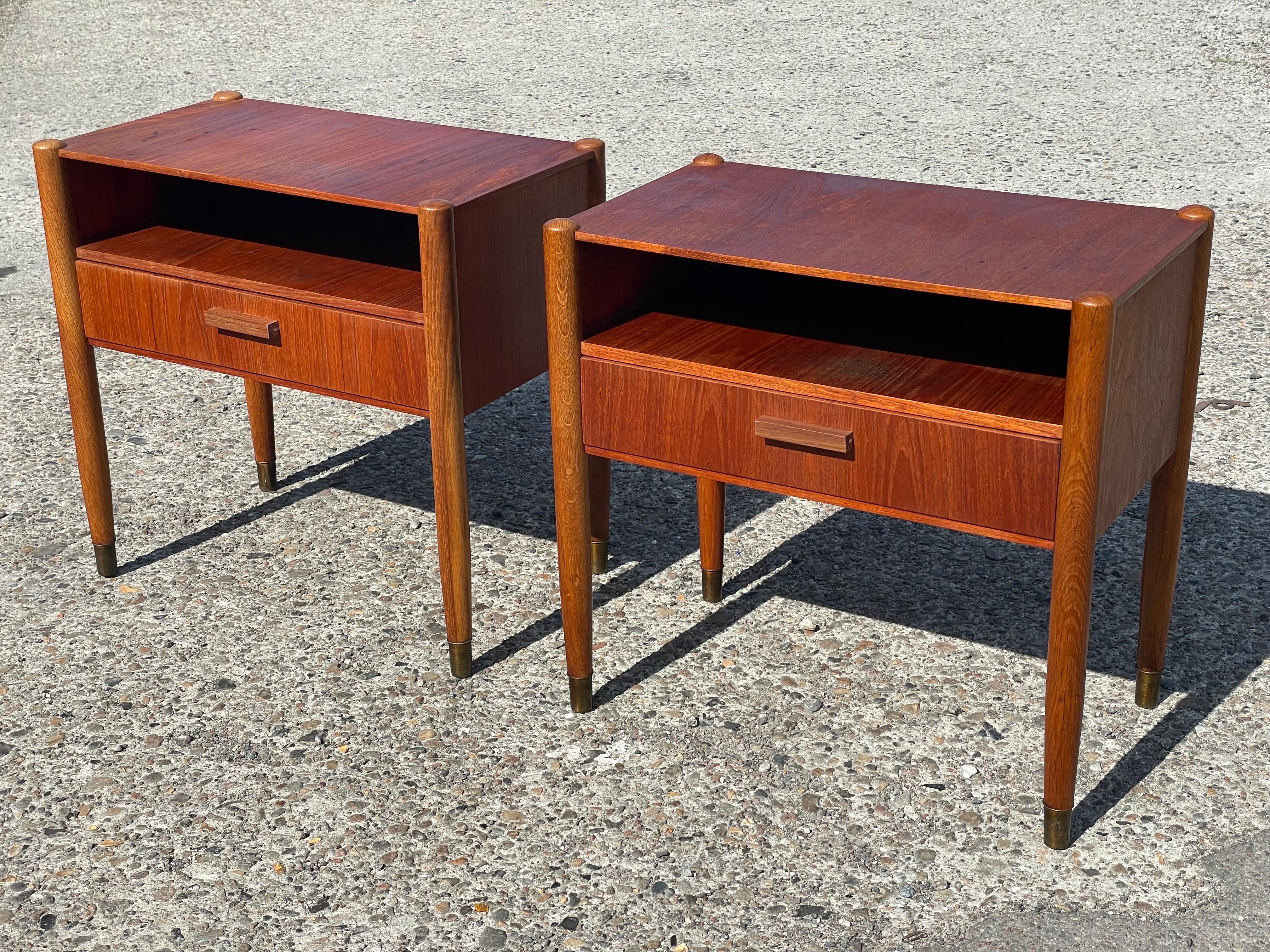 A pair of simple Danish Mid century nightstands in teak and oak from the 1960´s For Sale 13