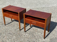 A pair of simple Danish Mid century nightstands in teak and oak from the 1960´s