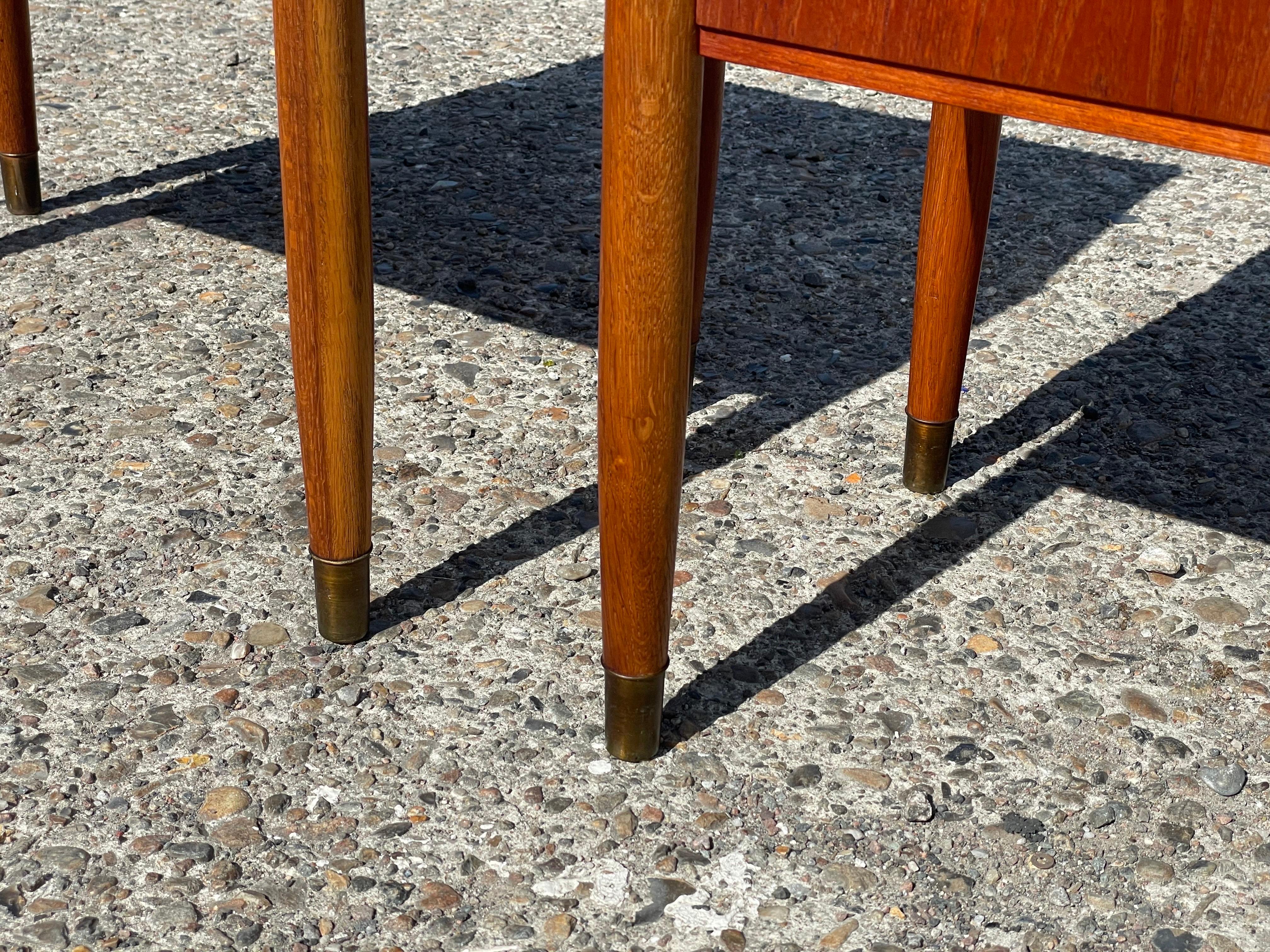 A pair of simple Danish Mid century nightstands in teak and oak from the 1960´s For Sale 14