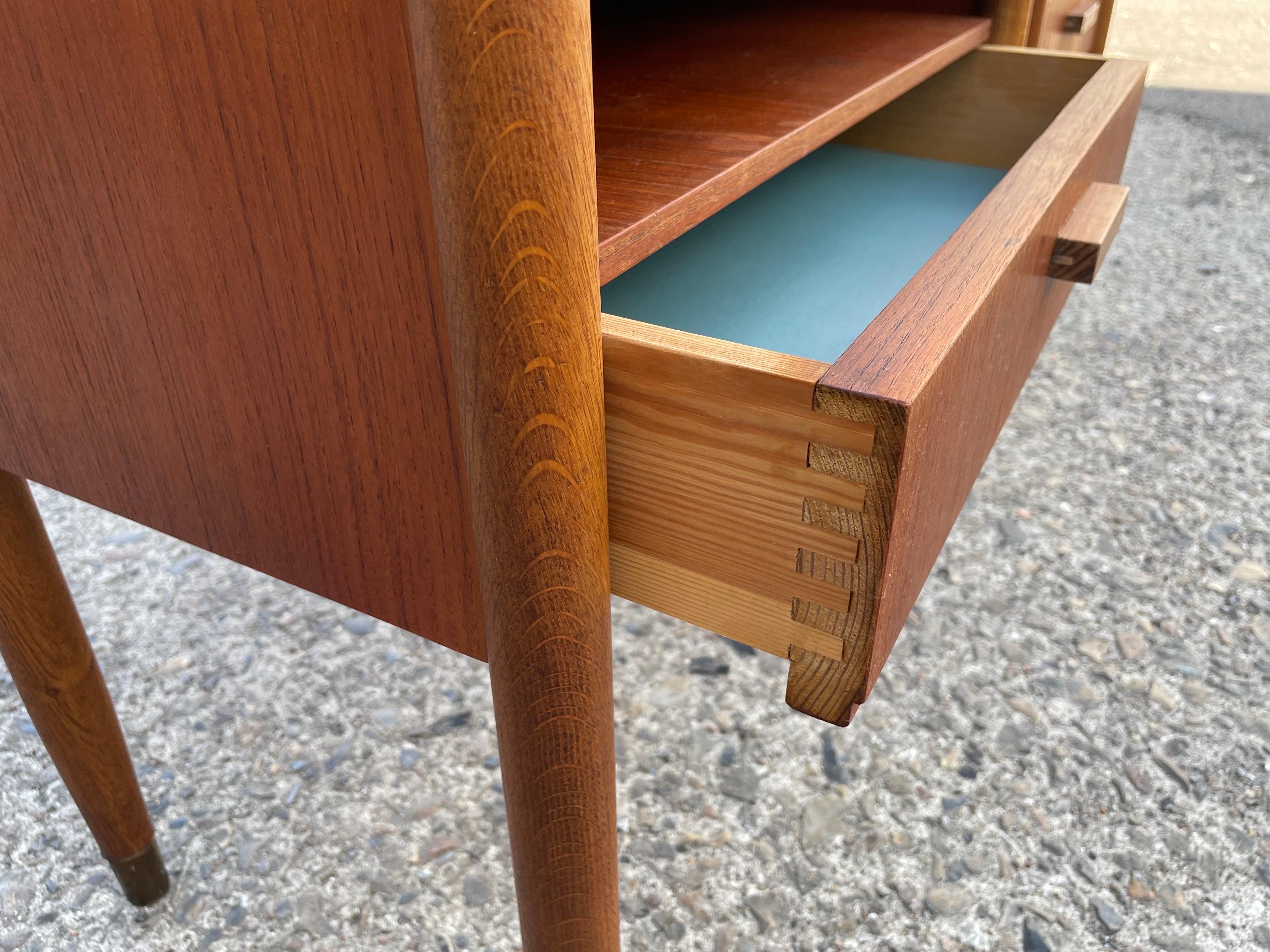 Mid-Century Modern A pair of simple Danish Mid century nightstands in teak and oak from the 1960´s For Sale