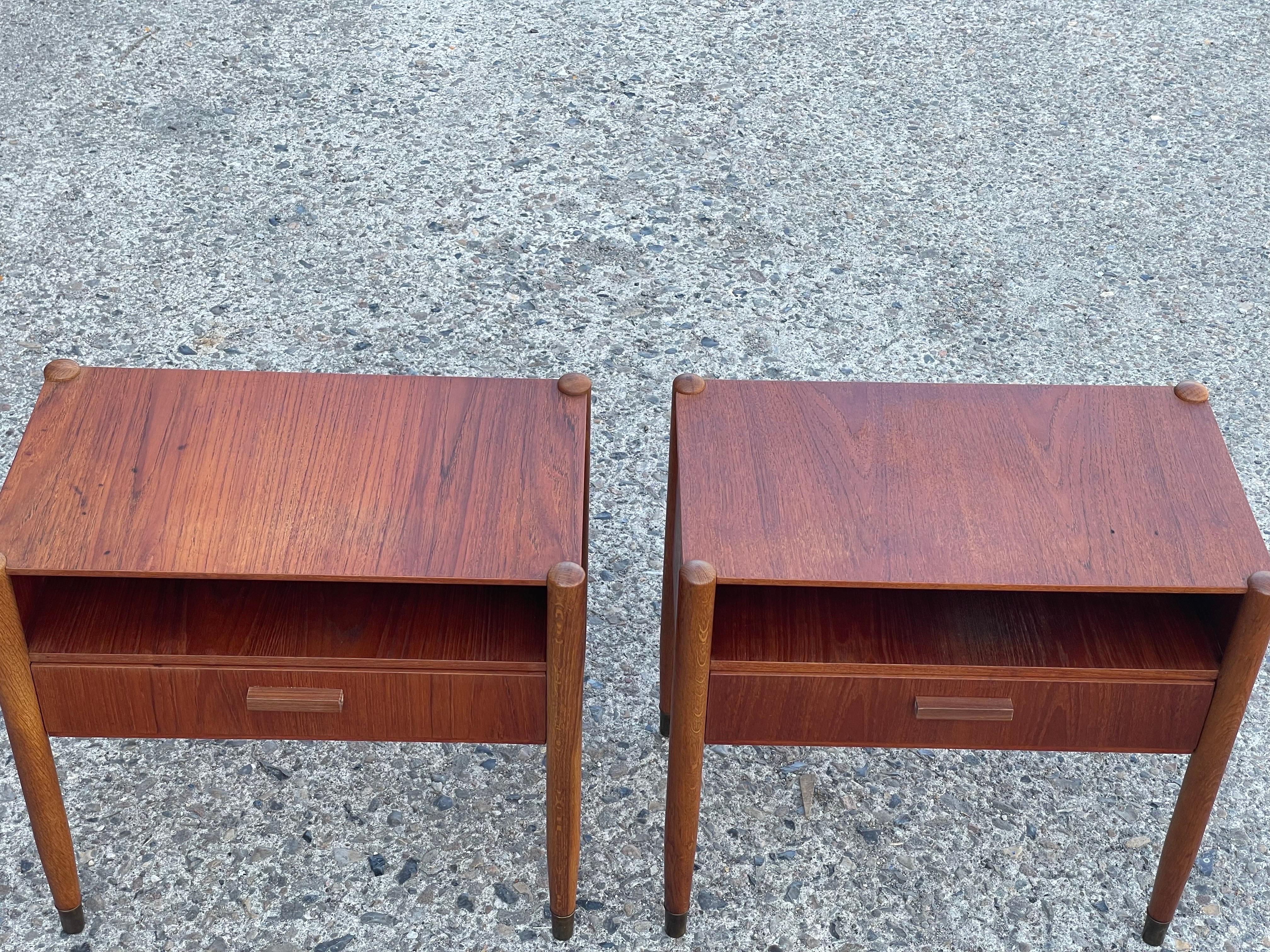 A pair of simple Danish Mid century nightstands in teak and oak from the 1960´s In Good Condition For Sale In Copenhagen, DK