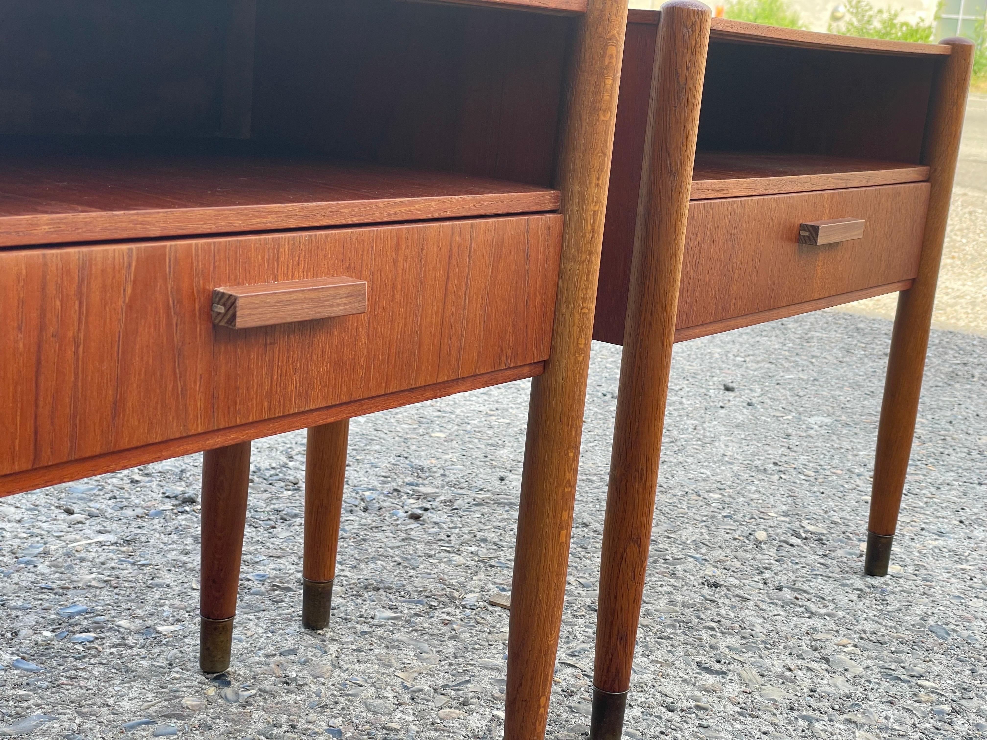 Mid-20th Century A pair of simple Danish Mid century nightstands in teak and oak from the 1960´s For Sale