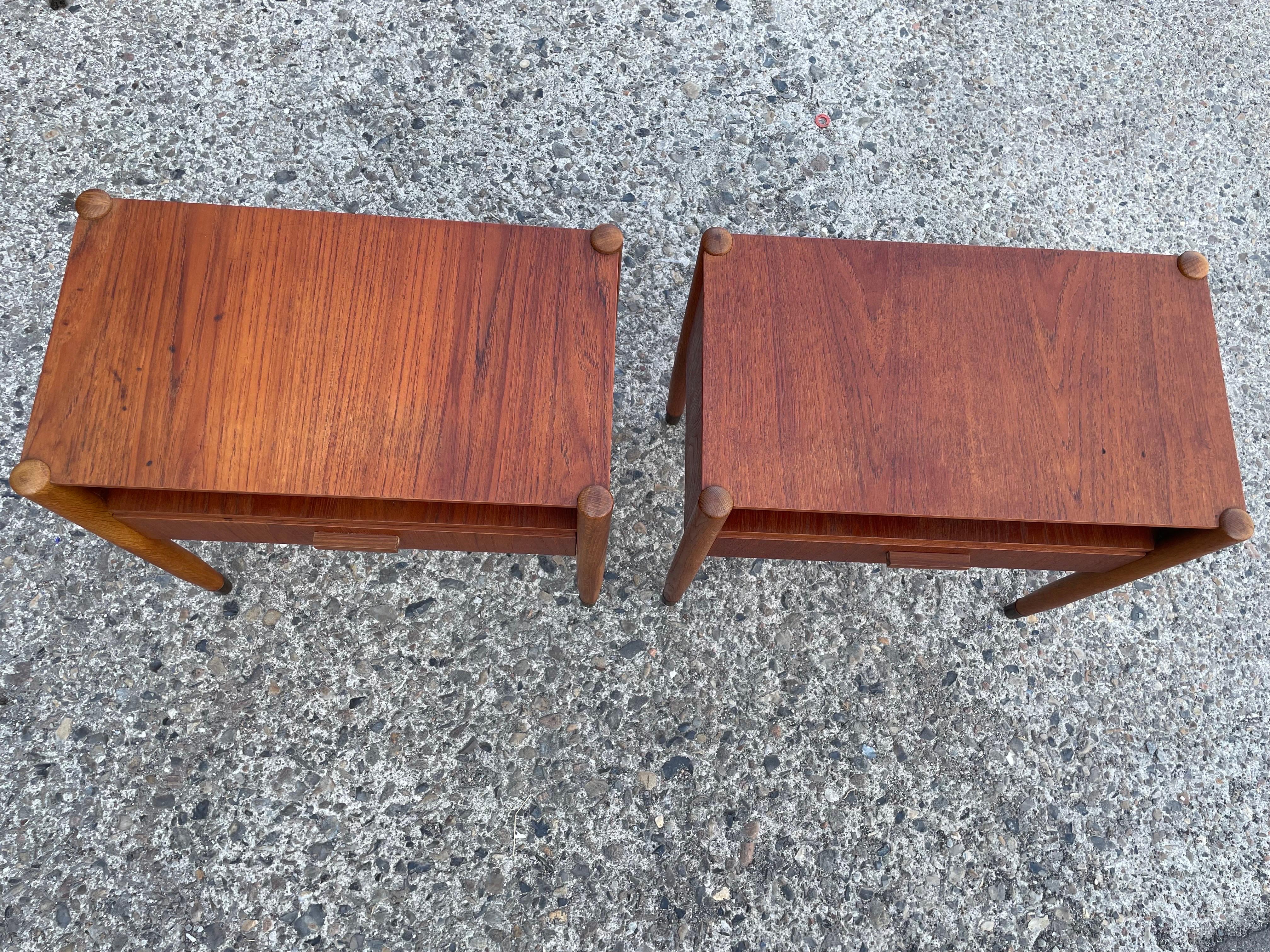 A pair of simple Danish Mid century nightstands in teak and oak from the 1960´s For Sale 1