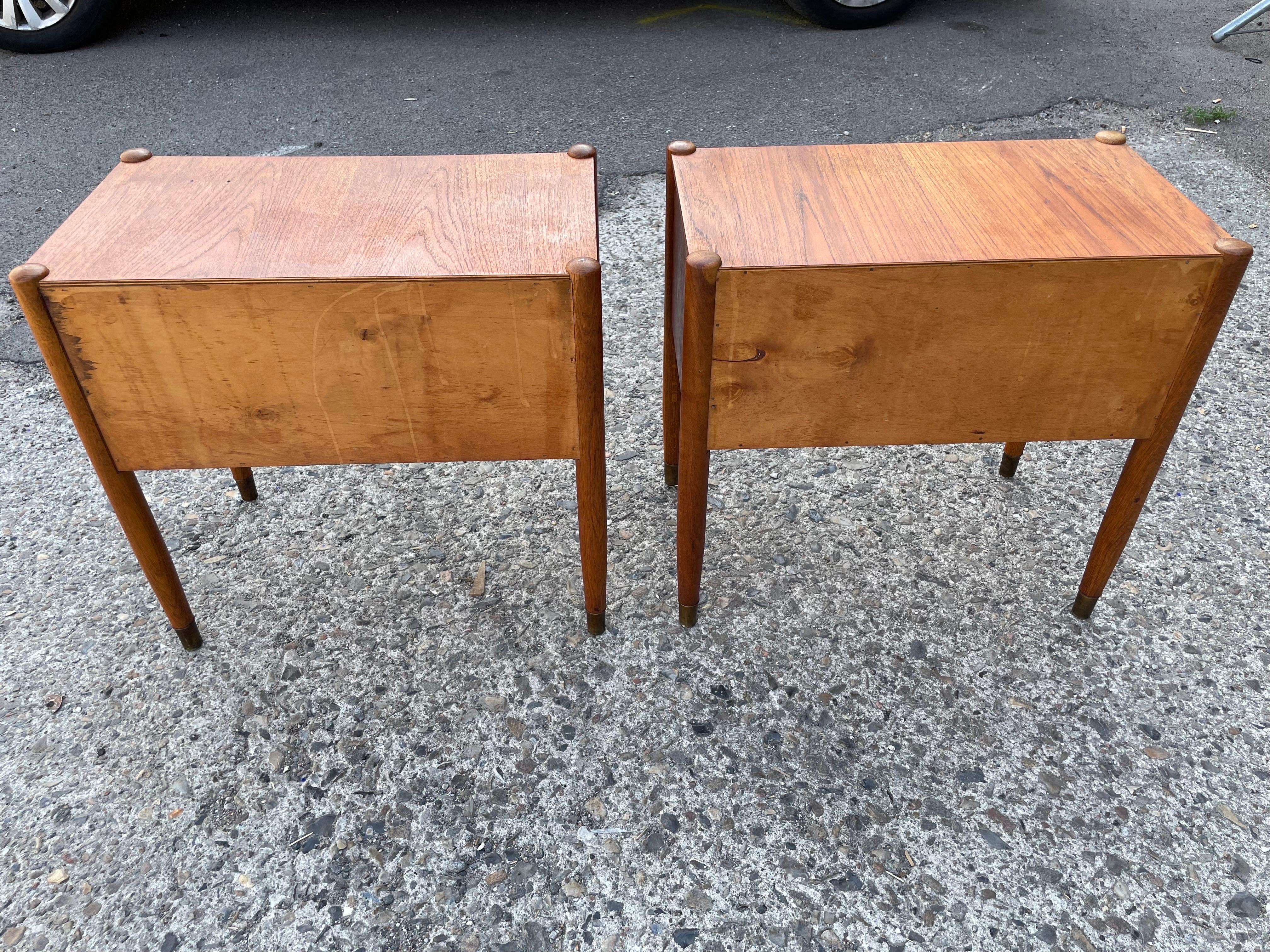 A pair of simple Danish Mid century nightstands in teak and oak from the 1960´s For Sale 2