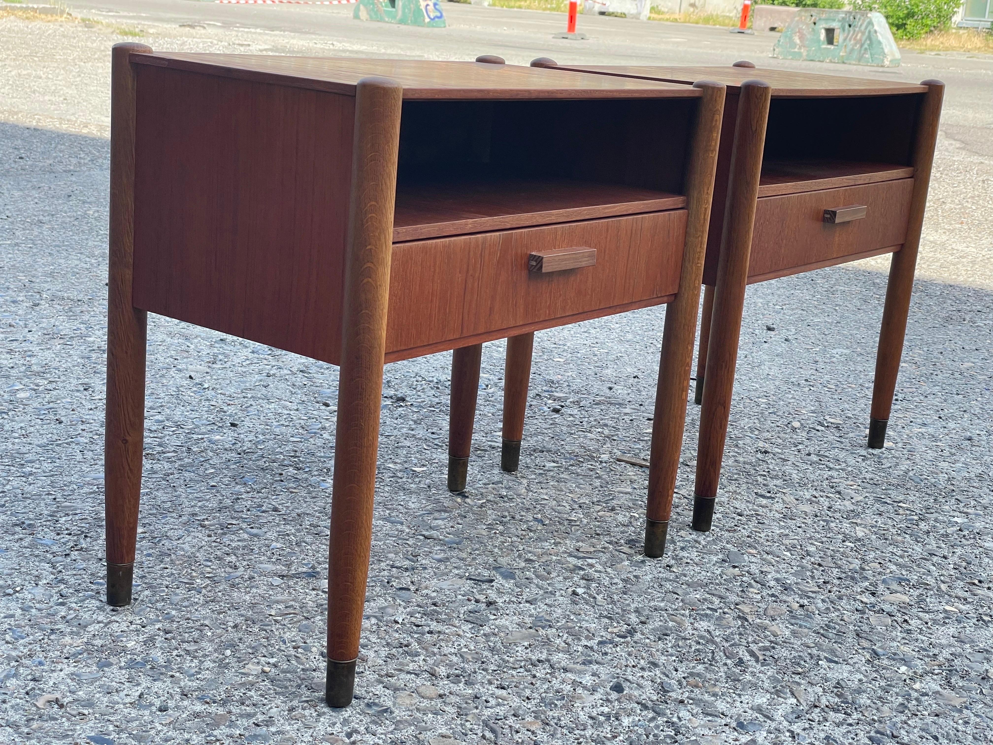 A pair of simple Danish Mid century nightstands in teak and oak from the 1960´s For Sale 3