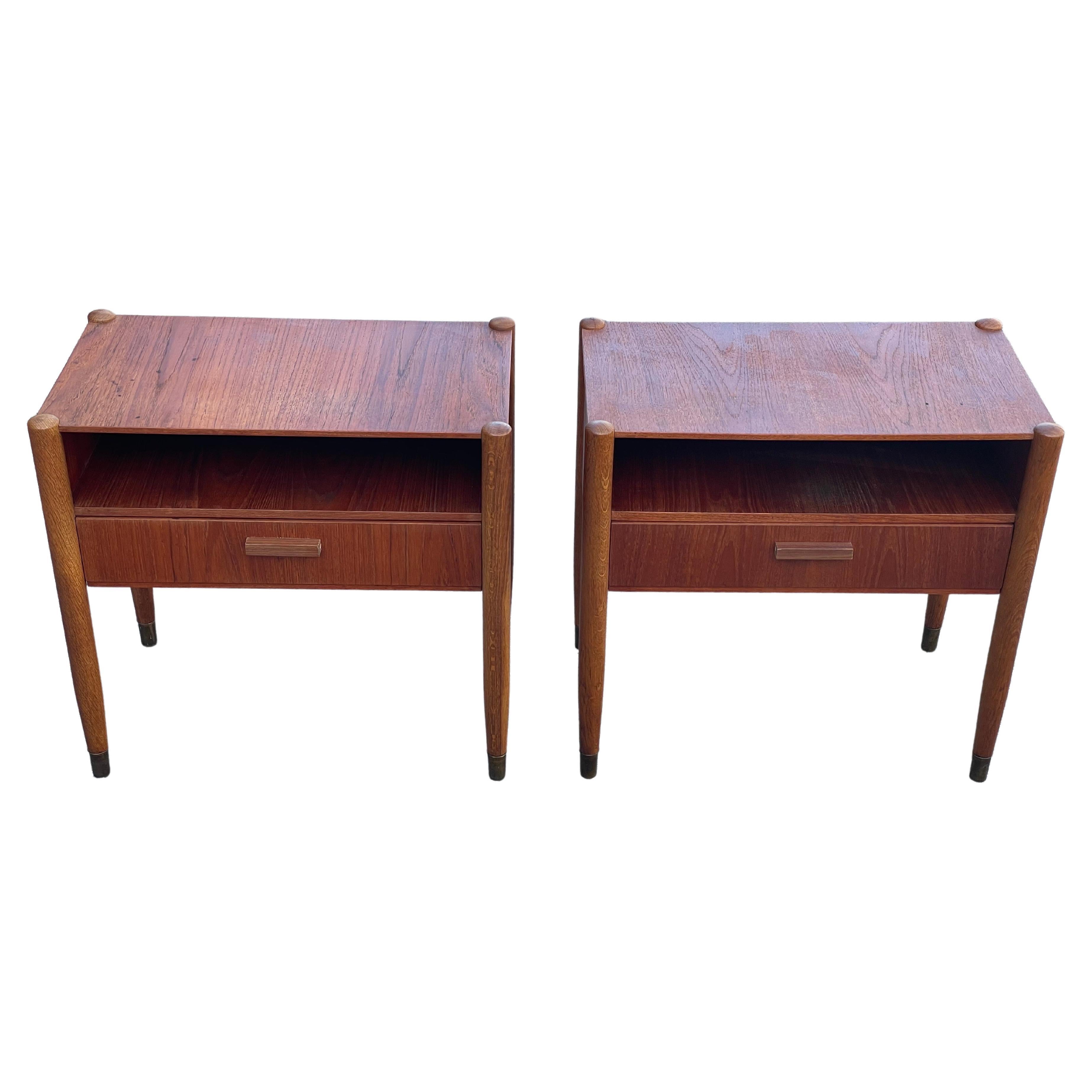 A pair of simple Danish Mid century nightstands in teak and oak from the 1960´s For Sale