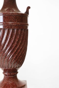 Un par de lámparas de mesa de pórfido simulado en forma de urna