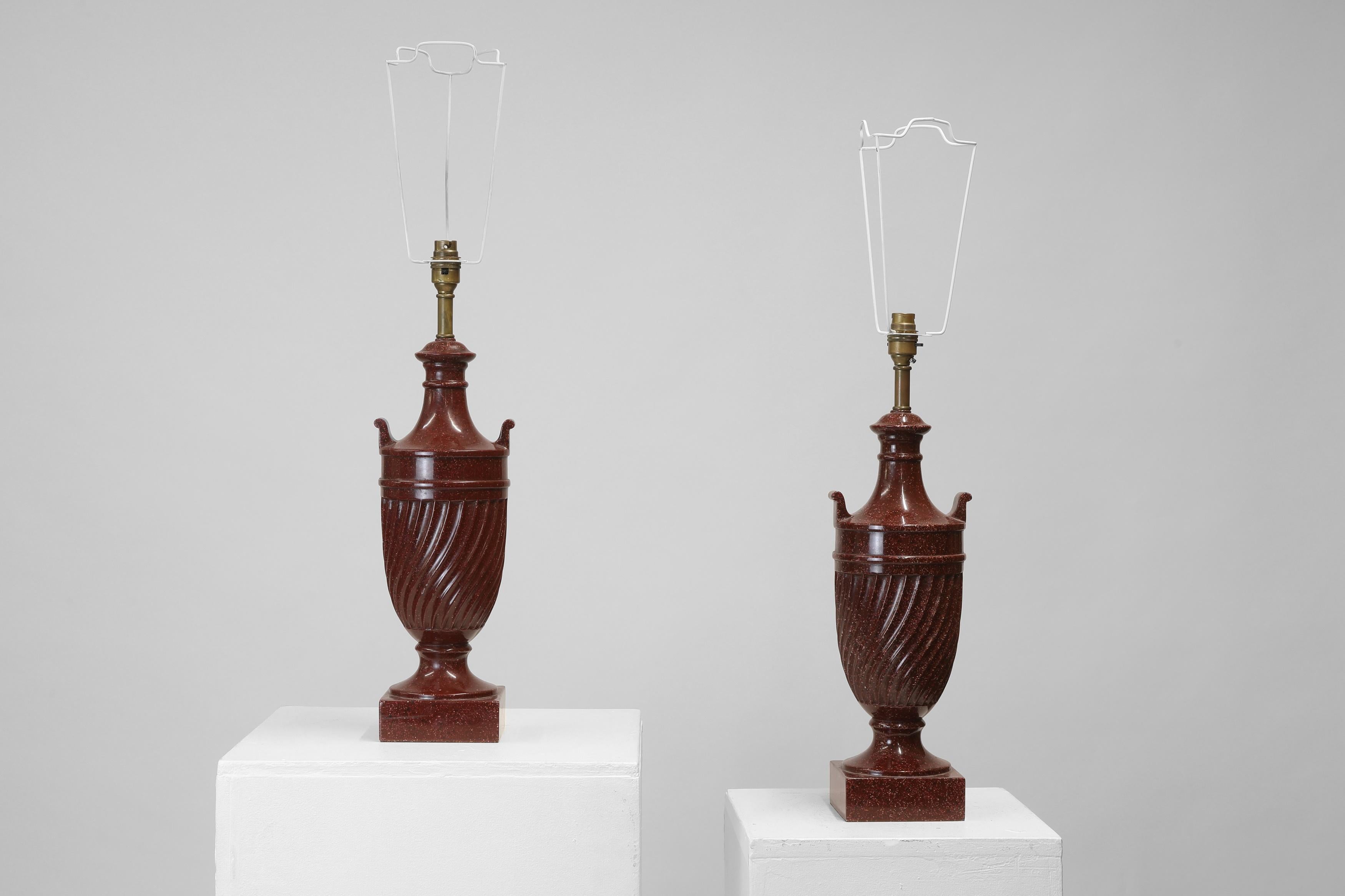 Paire de lampes de table simulées en forme d'urnes Excellent état - En vente à Reepham, GB