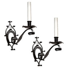 Ein Paar einarmige französische Schmiedeeisen-Wandleuchter