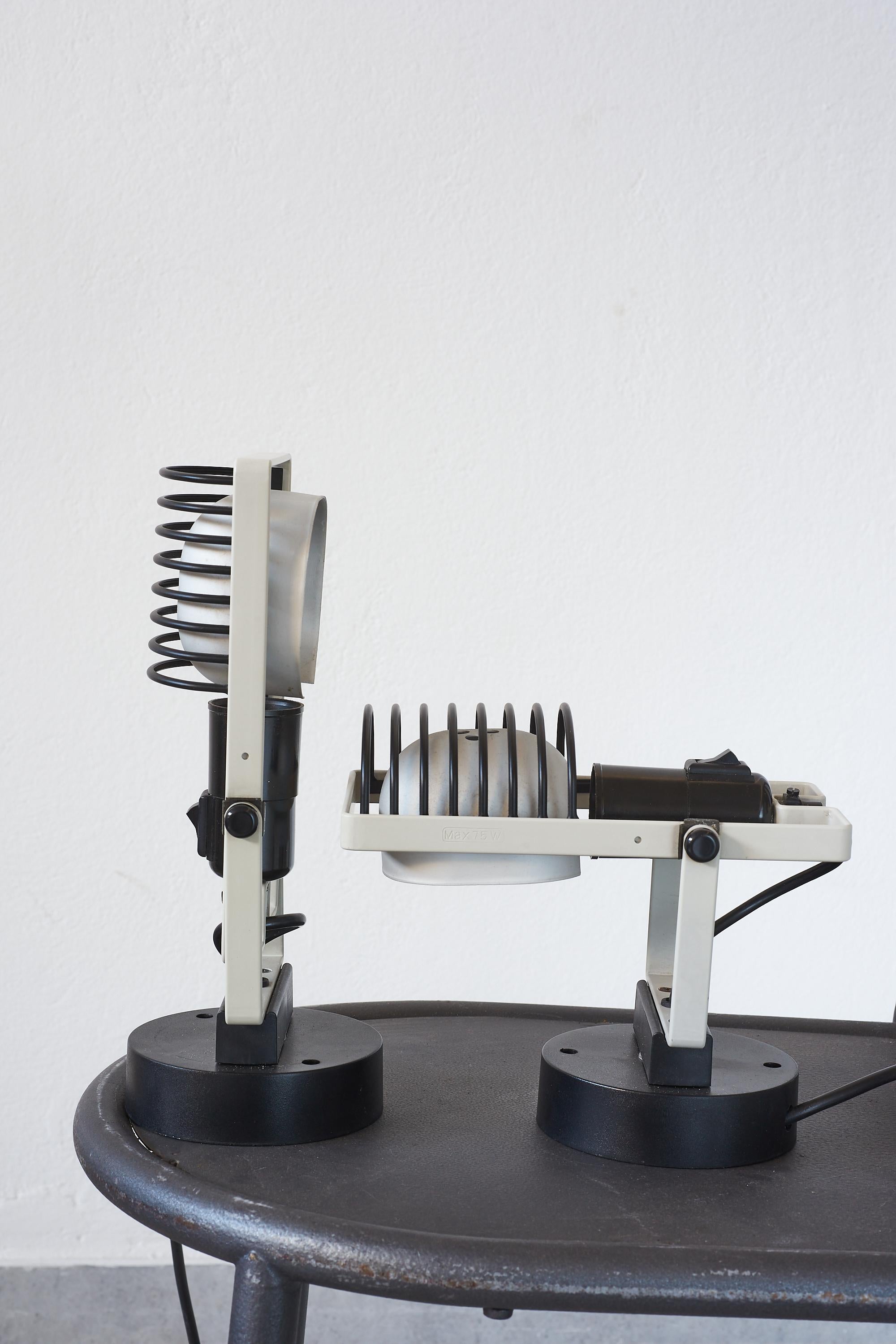 Ein Paar Sintesi-Wandleuchten von Ernesto Gismondi für Artemide, 1975 (Ende des 20. Jahrhunderts) im Angebot