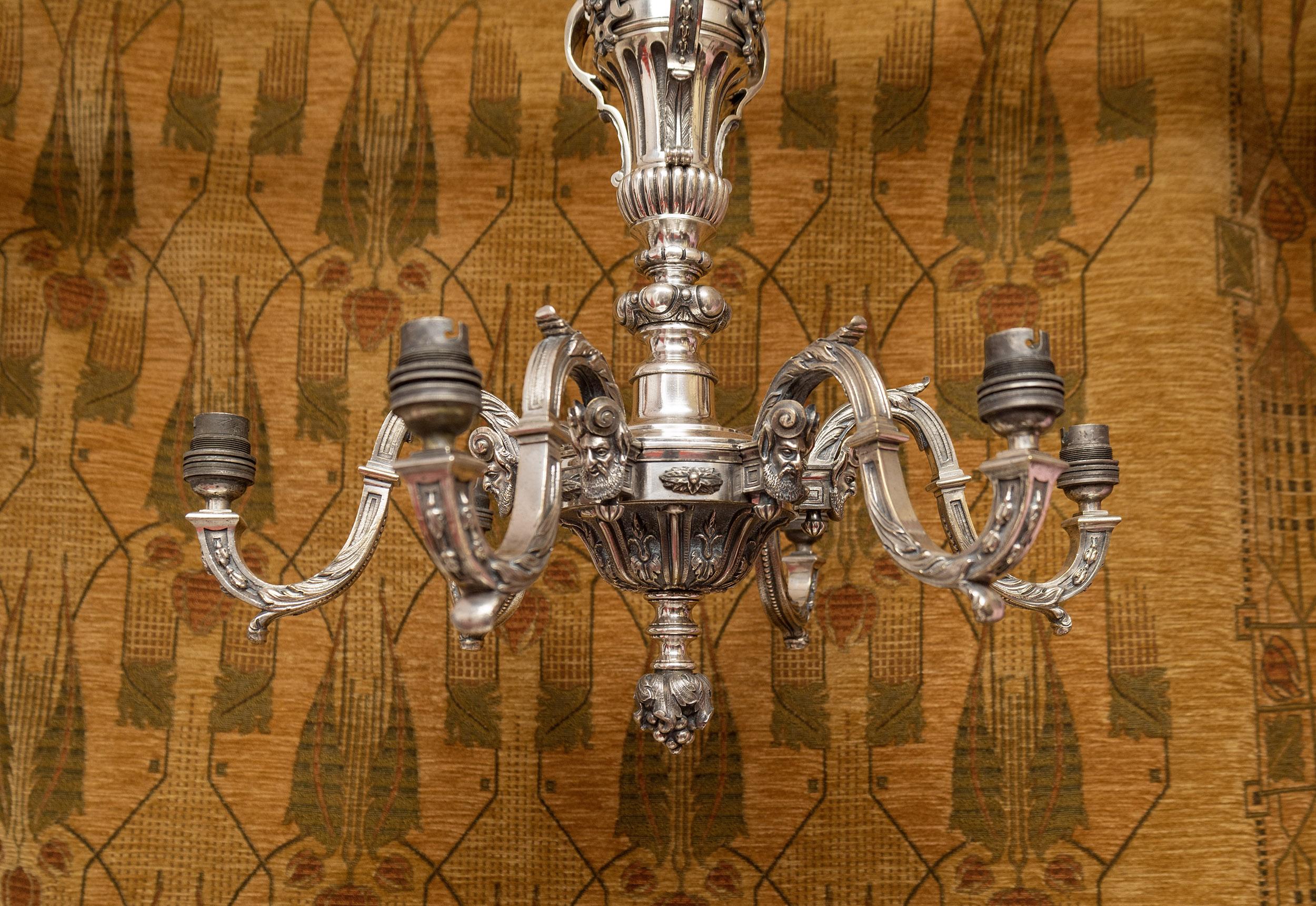 Inglese Coppia di lampadari a sei bracci in bronzo placcato argento, Mark A. Perry & Co. in vendita