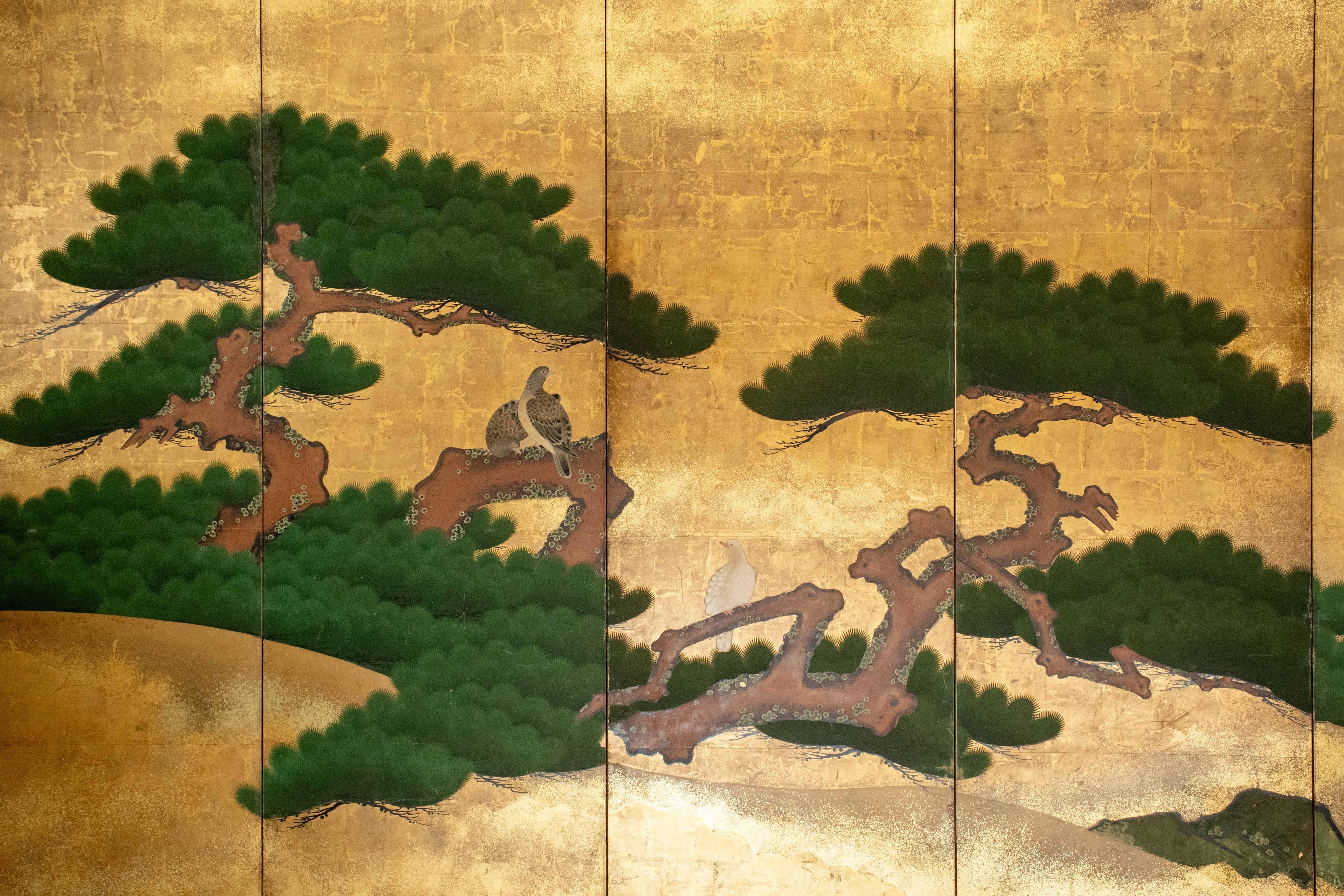 Japanese A pair of six-panel folding screens depicting two pine trees (matsu) en vente