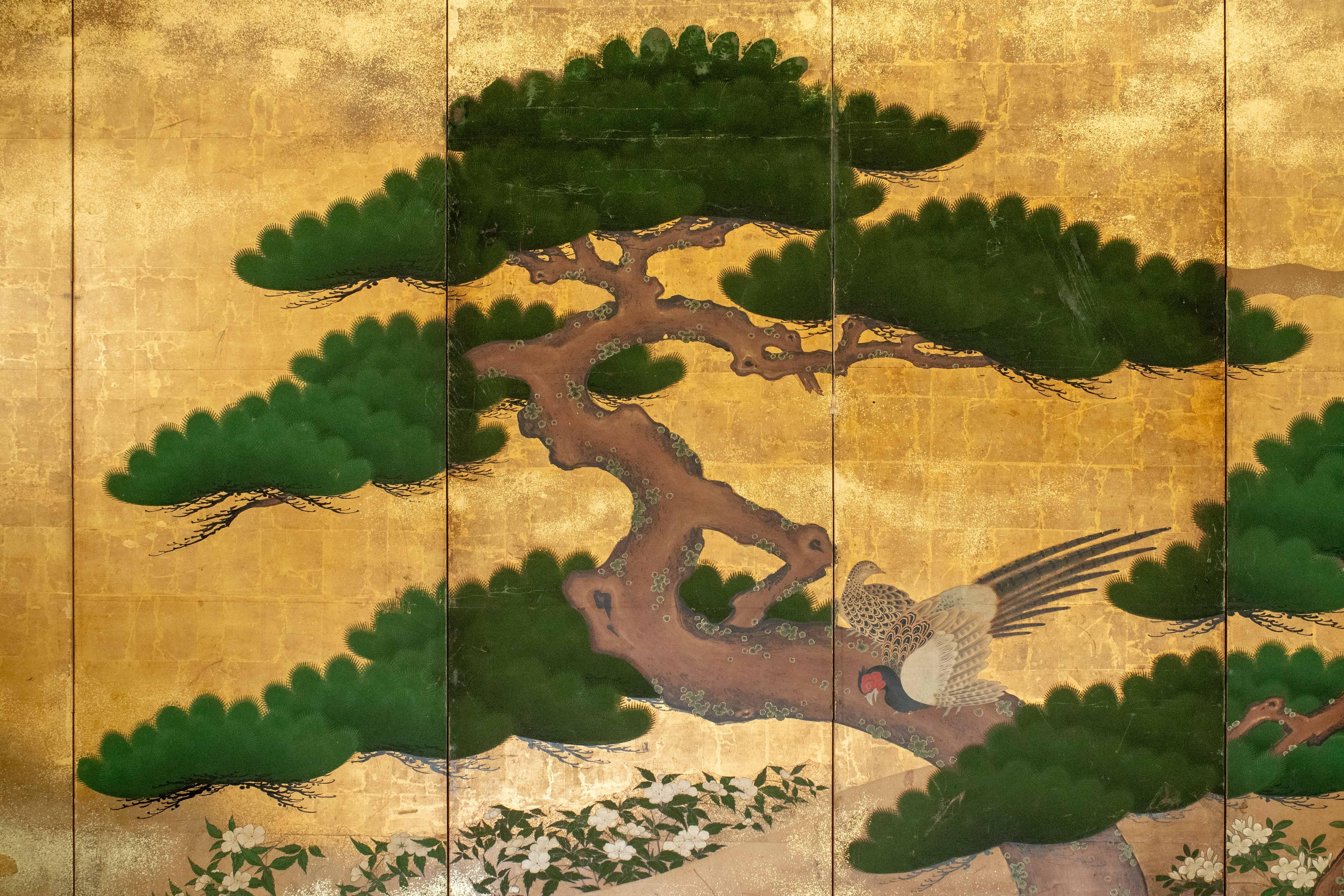 A pair of six-panel folding screens depicting two pine trees (matsu) Excellent état - En vente à Milano, IT