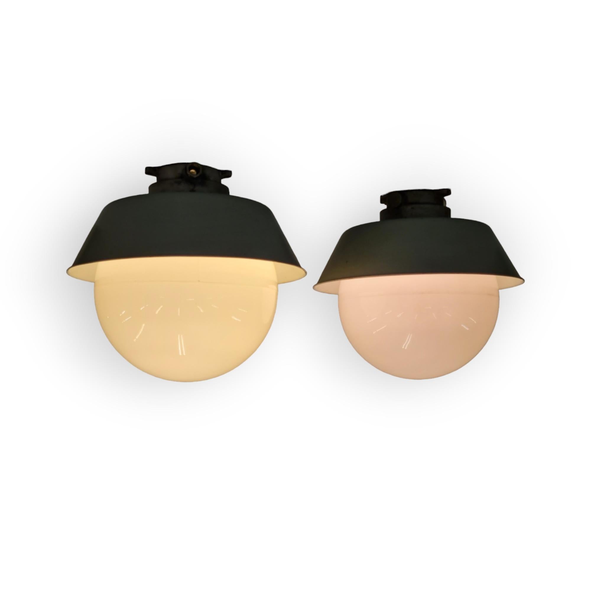 Ein Paar große Paavo Tynell Outdoor/Indoor Lampen im industriellen Stil für Idman (Finnisch) im Angebot