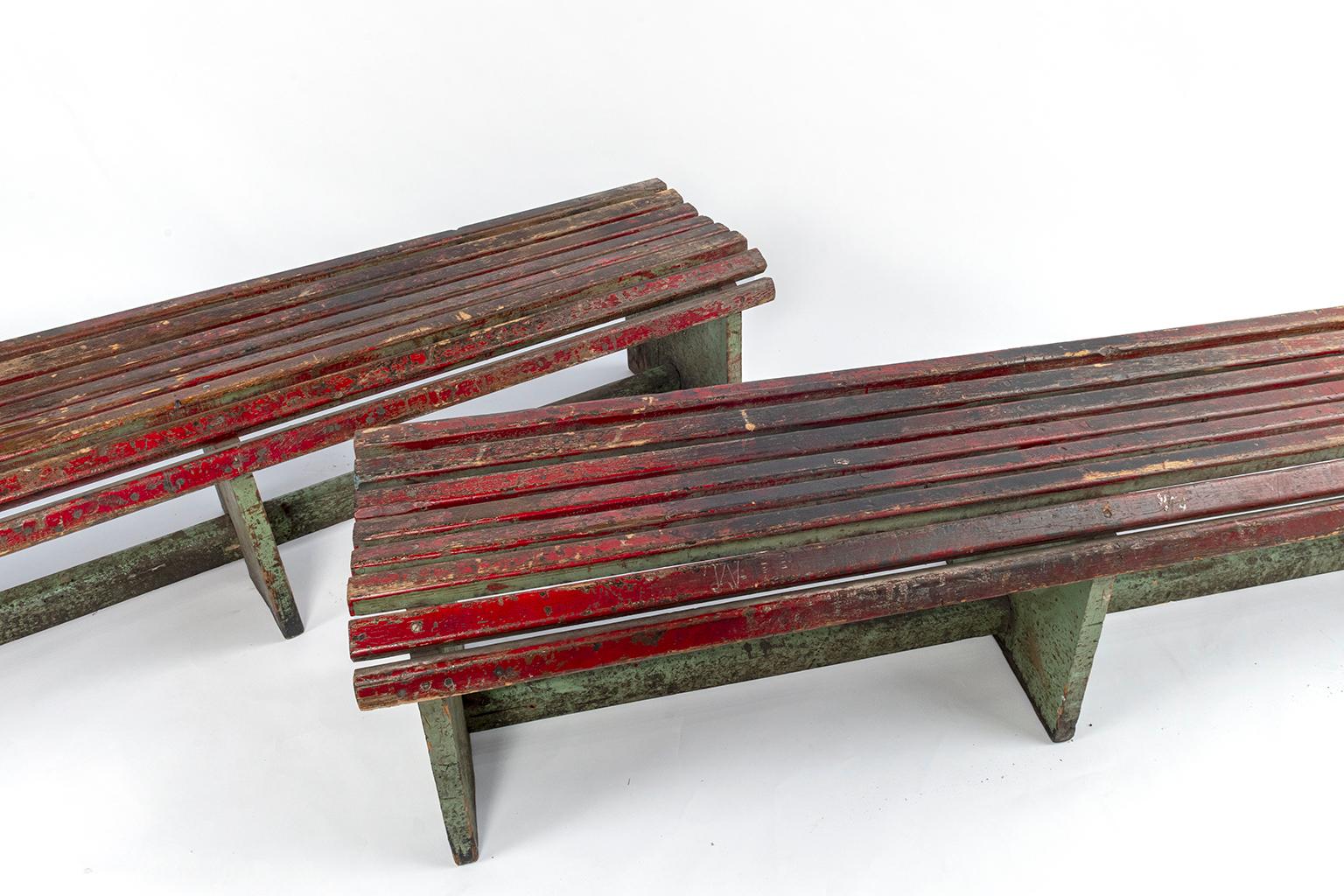 Paire de bancs longs peints en lattes, vendus individuellement.