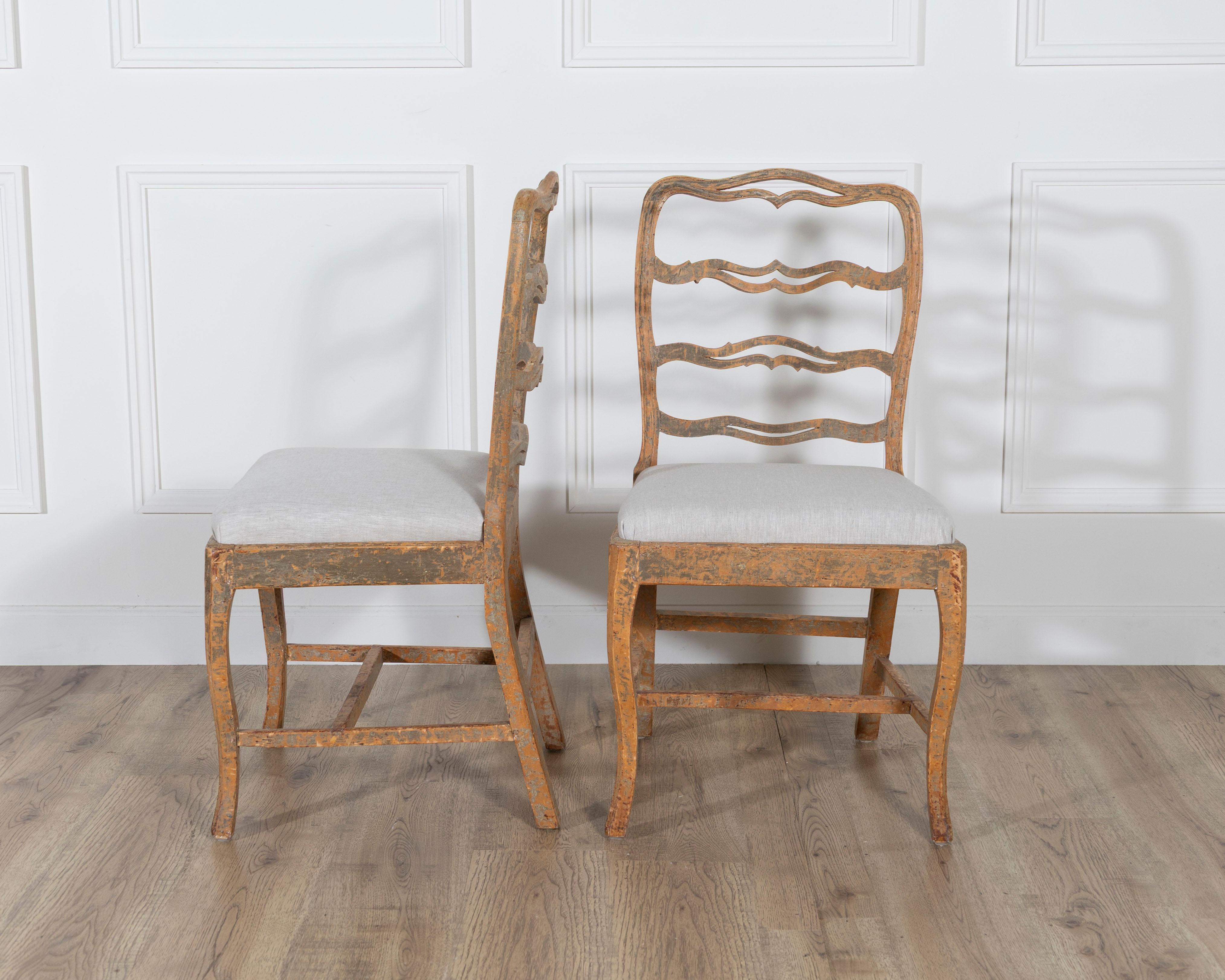 Swedish A pair of slender Gustavian chairs with smiling details Circa 1780 For Sale