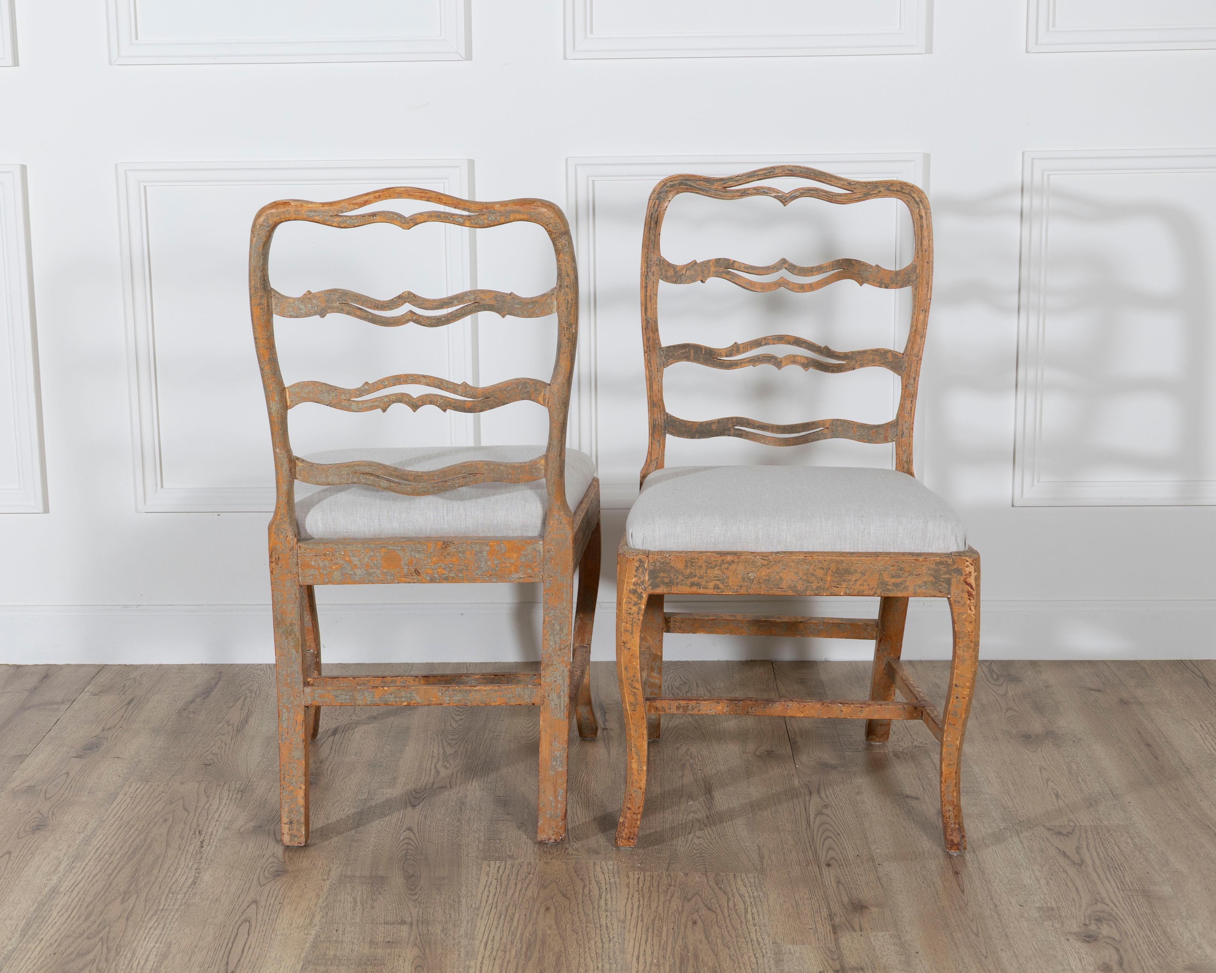 A pair of slender Gustavian chairs with smiling details Circa 1780 In Good Condition For Sale In Atlanta, GA