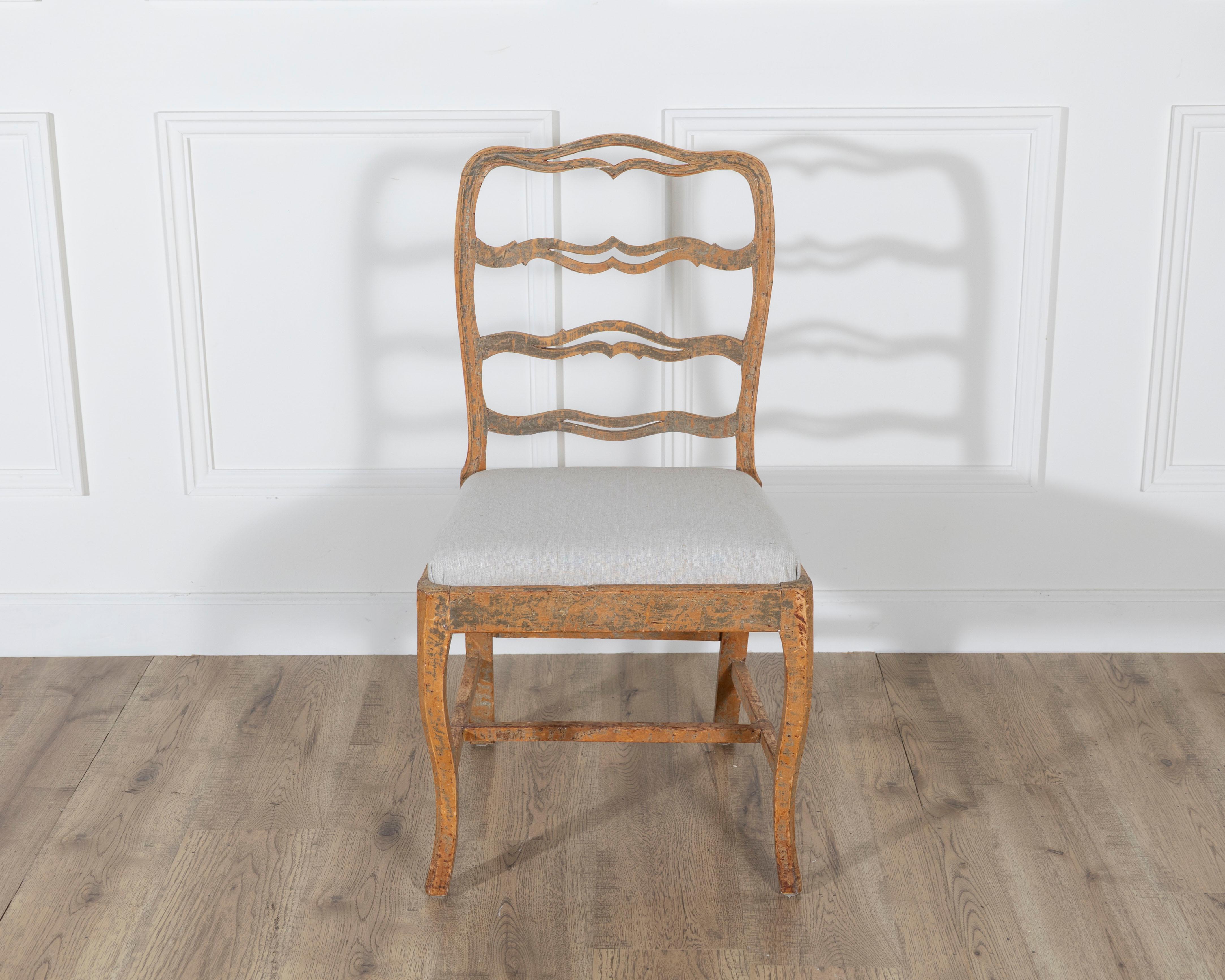 Linen A pair of slender Gustavian chairs with smiling details Circa 1780 For Sale
