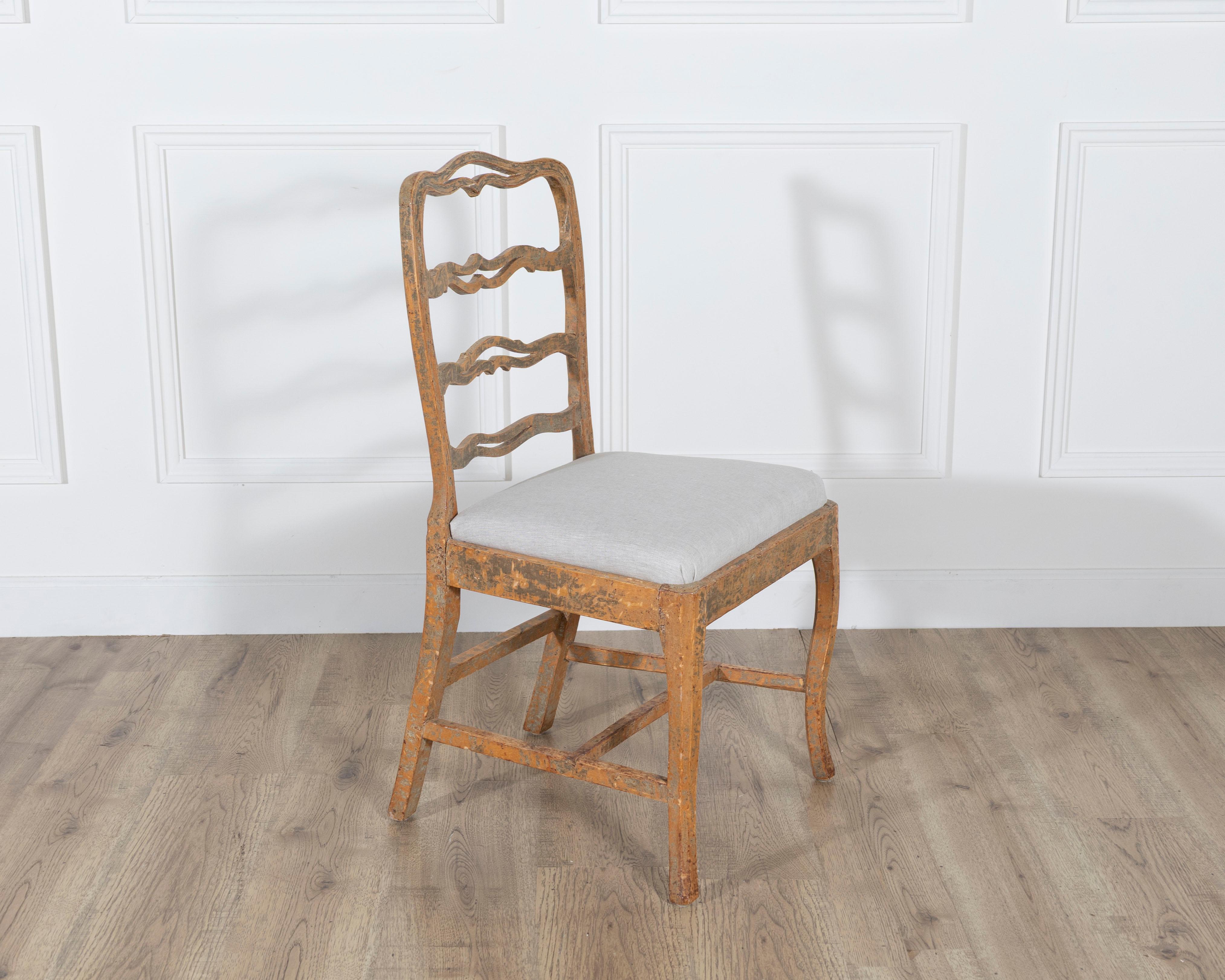 A pair of slender Gustavian chairs with smiling details Circa 1780 For Sale 1