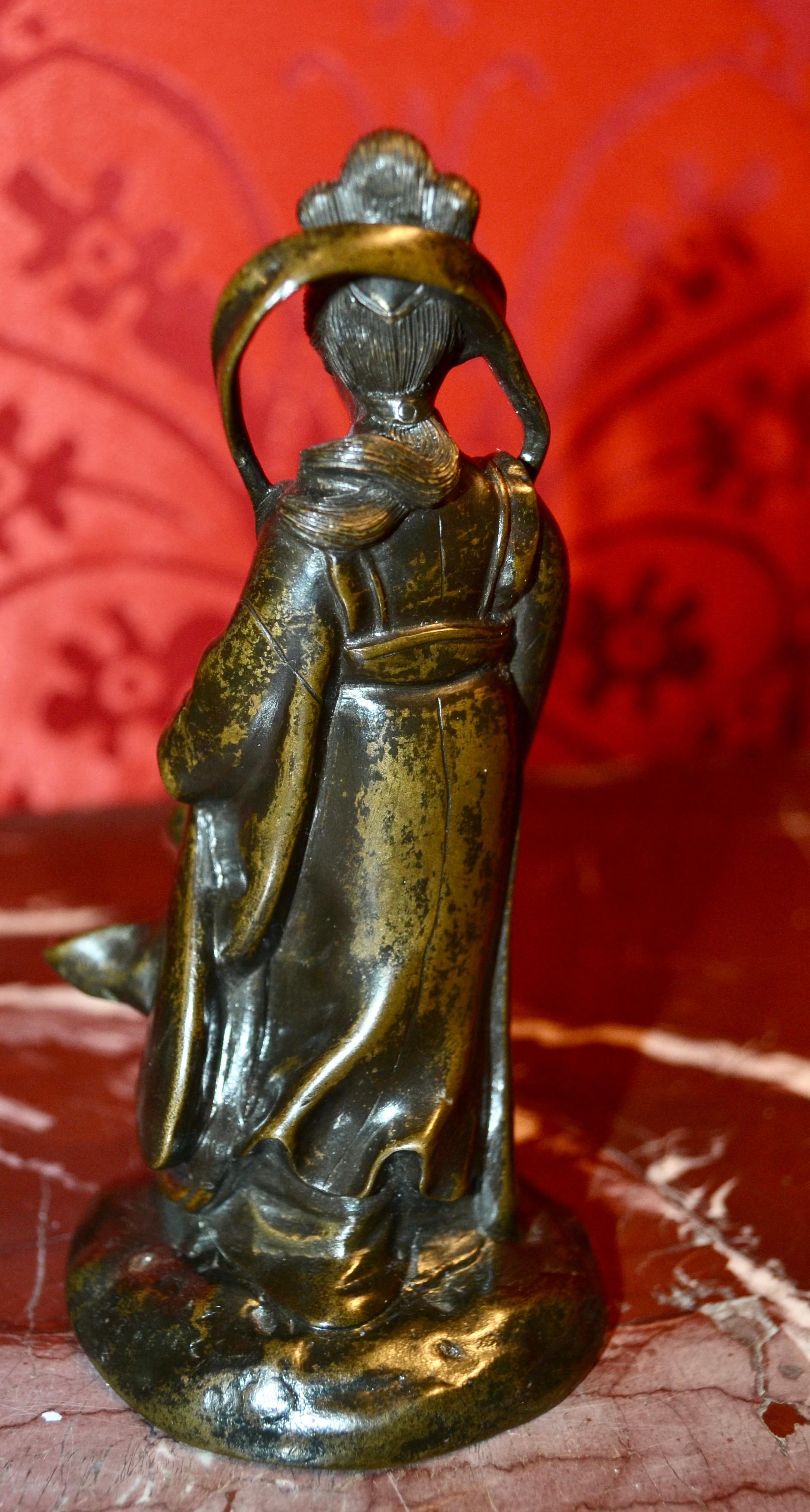 Ein Paar kleine chinesische patinierte Bronzestatuen von Göttern oder Gottheiten aus dem 19.   im Angebot 3
