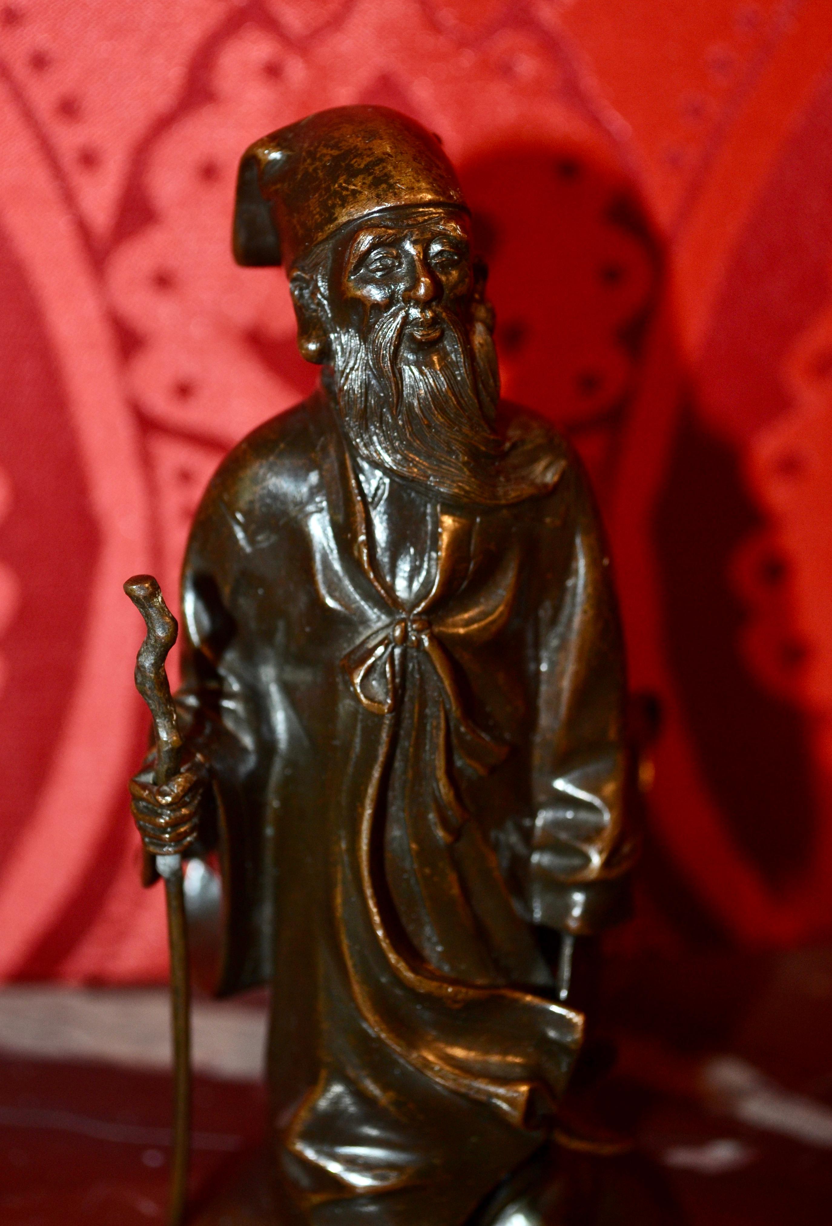 Ein Paar kleine chinesische patinierte Bronzestatuen von Göttern oder Gottheiten aus dem 19.   im Angebot 4