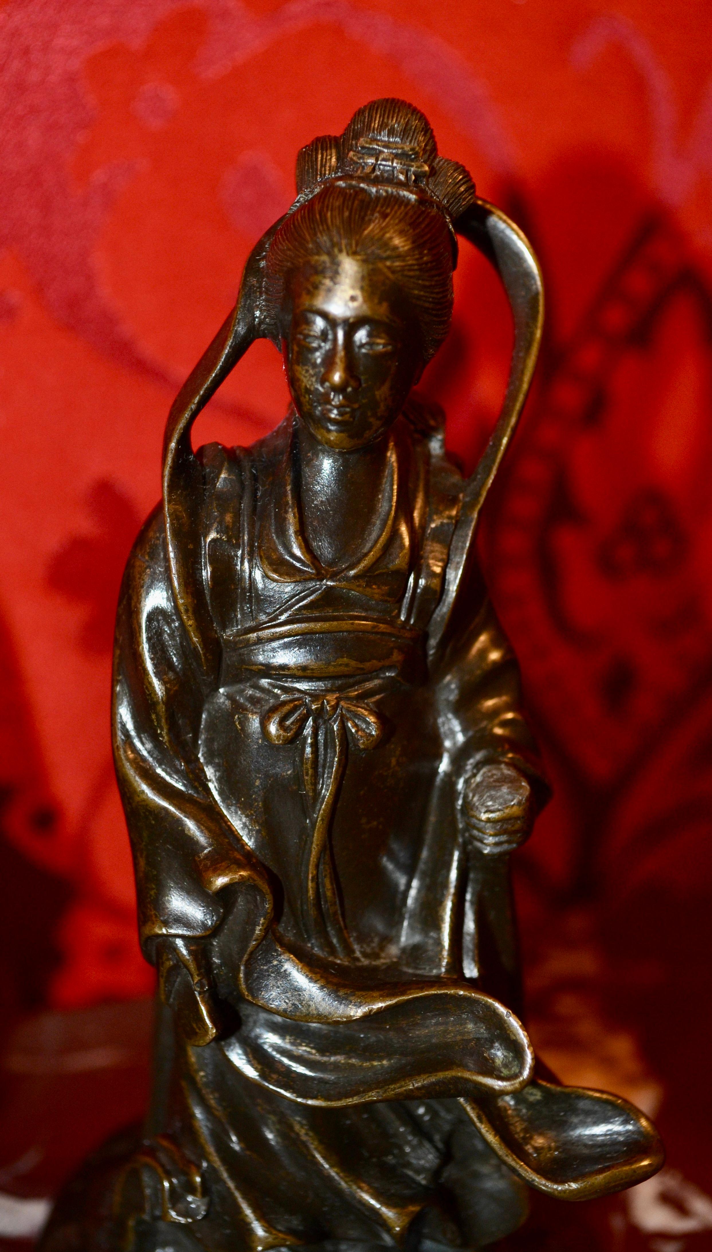Ein Paar kleine chinesische patinierte Bronzestatuen von Göttern oder Gottheiten aus dem 19.   im Angebot 5