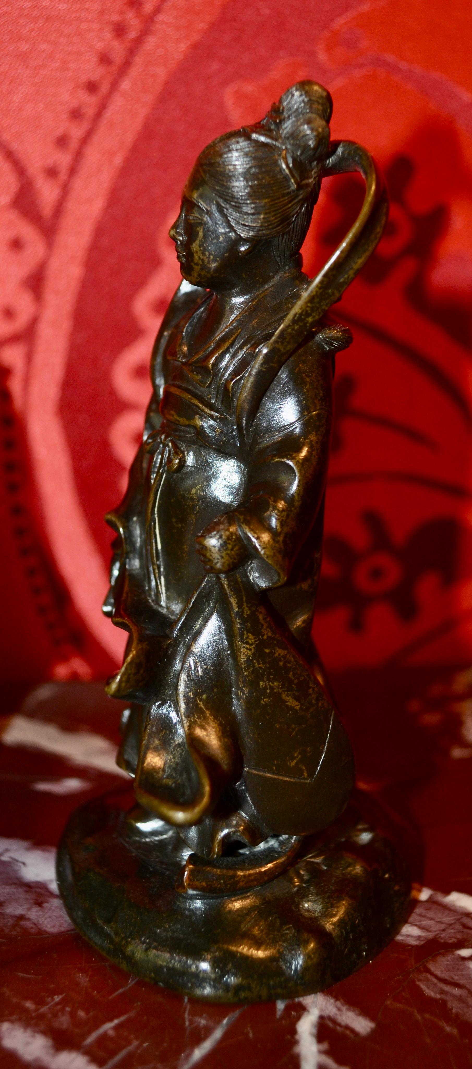 Ein Paar kleine chinesische patinierte Bronzestatuen von Göttern oder Gottheiten aus dem 19.   im Angebot 6