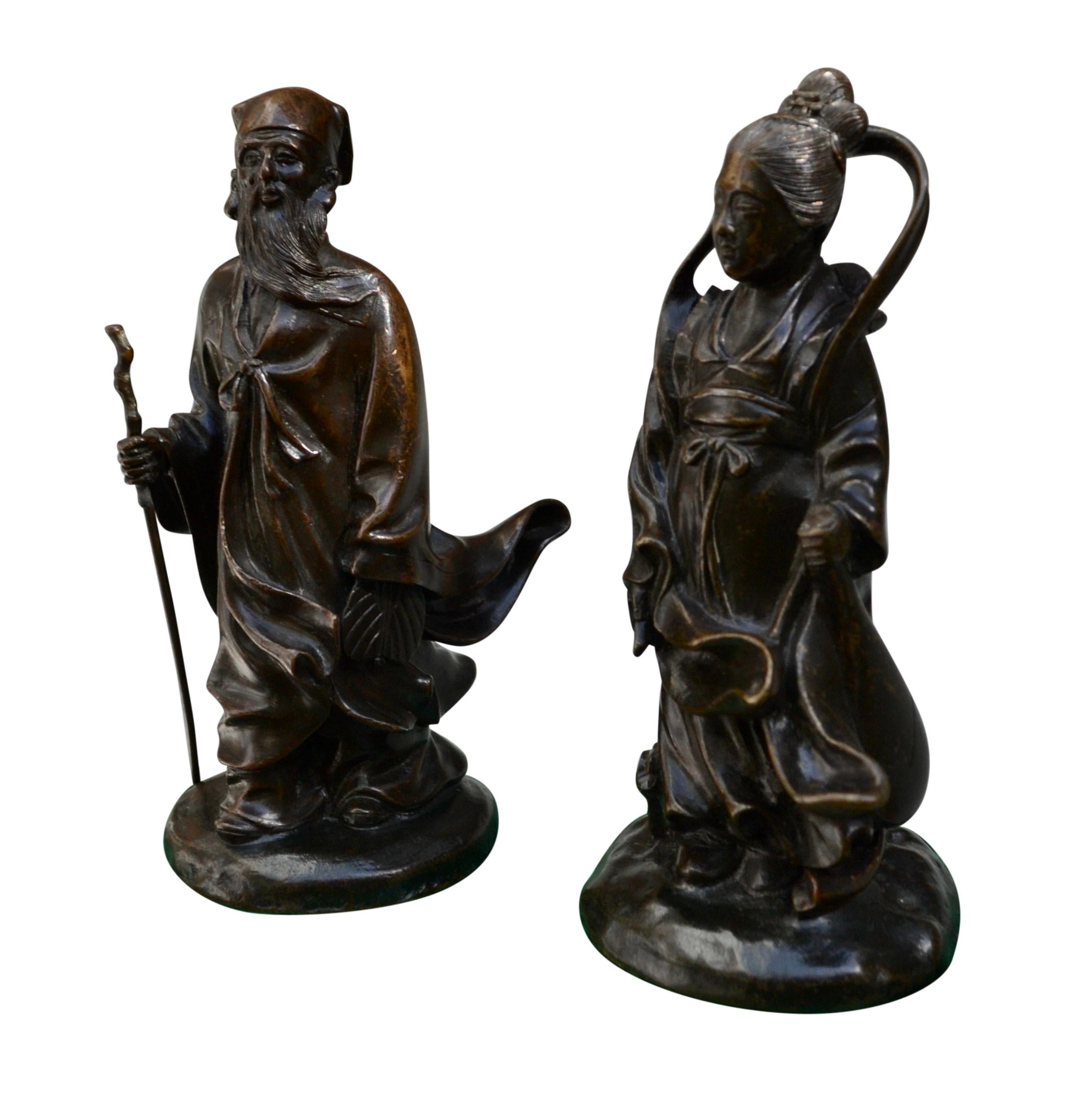 Ein Paar kleine chinesische patinierte Bronzestatuen von Göttern oder Gottheiten aus dem 19.   (Chinesisch) im Angebot