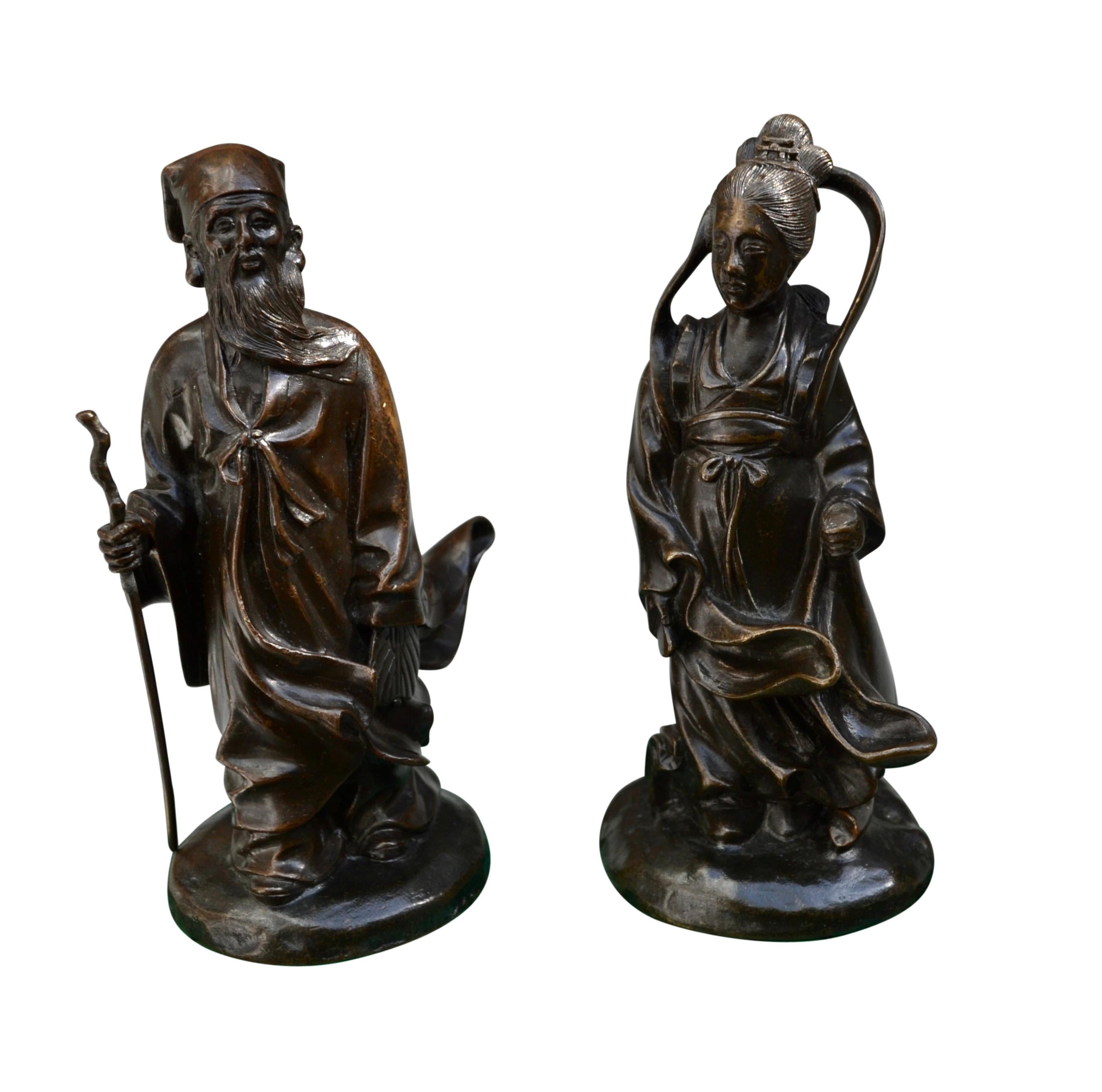Ein Paar kleine chinesische patinierte Bronzestatuen von Göttern oder Gottheiten aus dem 19.   (Gegossen) im Angebot