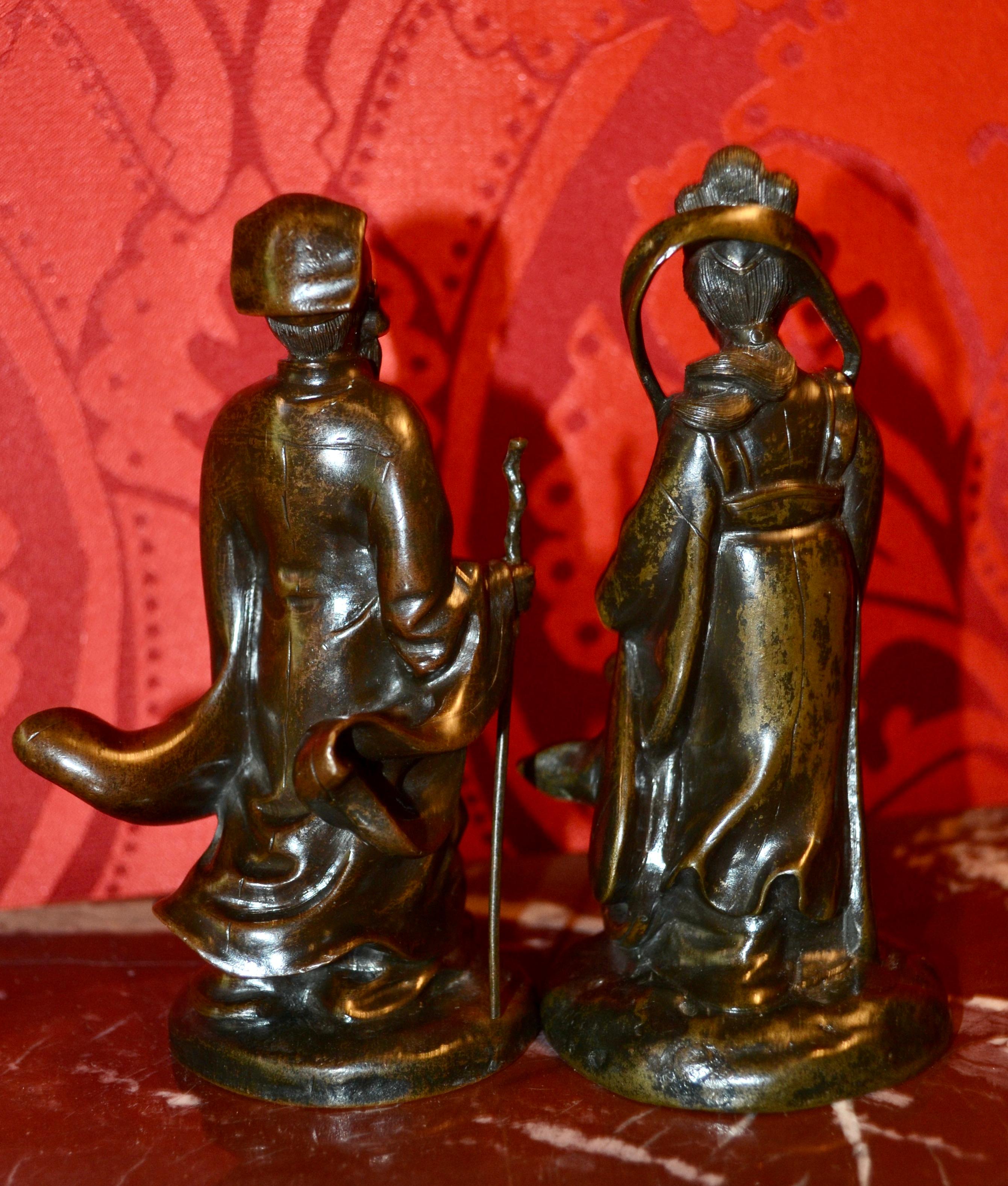 Ein Paar kleine chinesische patinierte Bronzestatuen von Göttern oder Gottheiten aus dem 19.   im Angebot 1