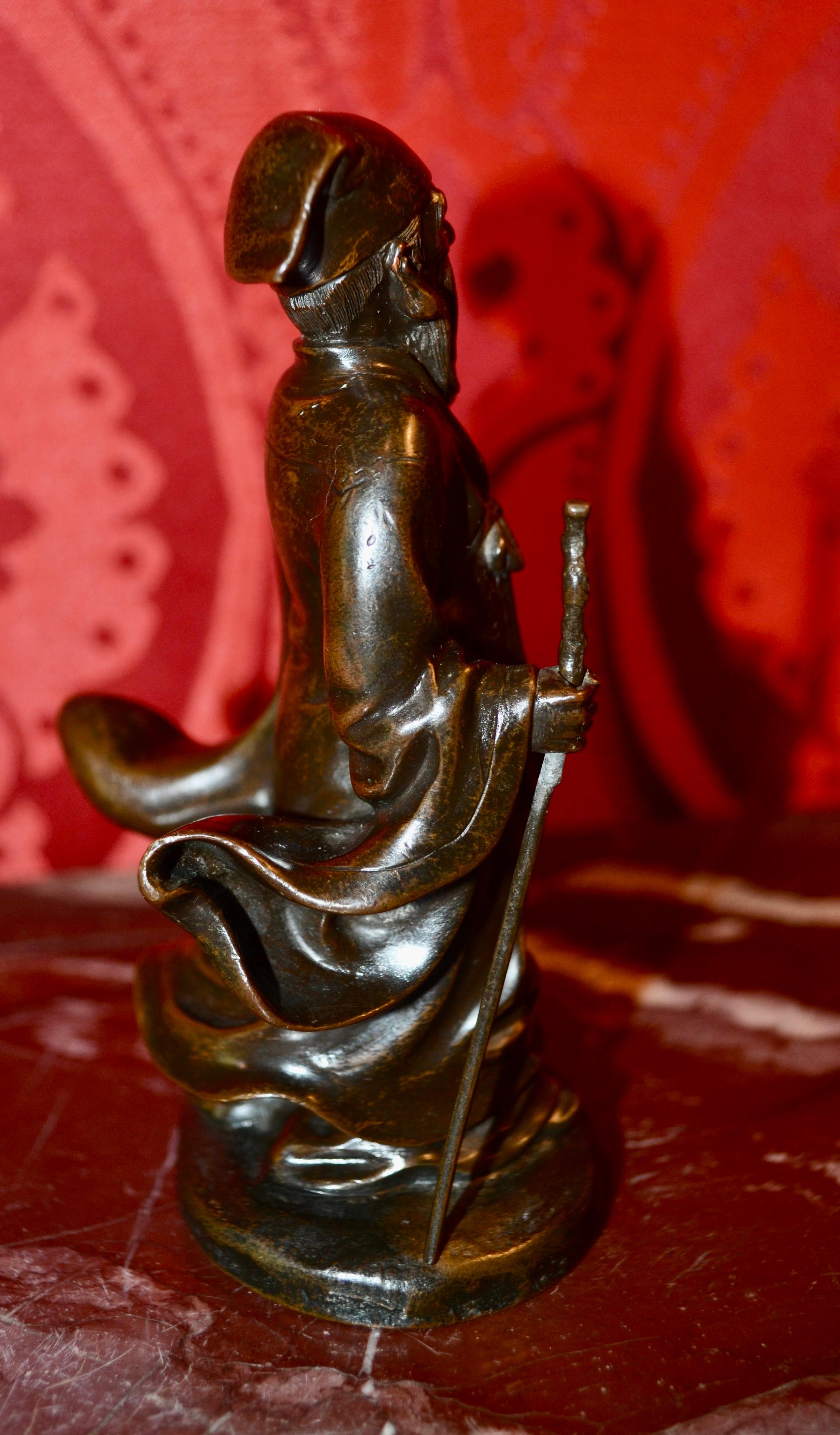 Ein Paar kleine chinesische patinierte Bronzestatuen von Göttern oder Gottheiten aus dem 19.   im Angebot 2