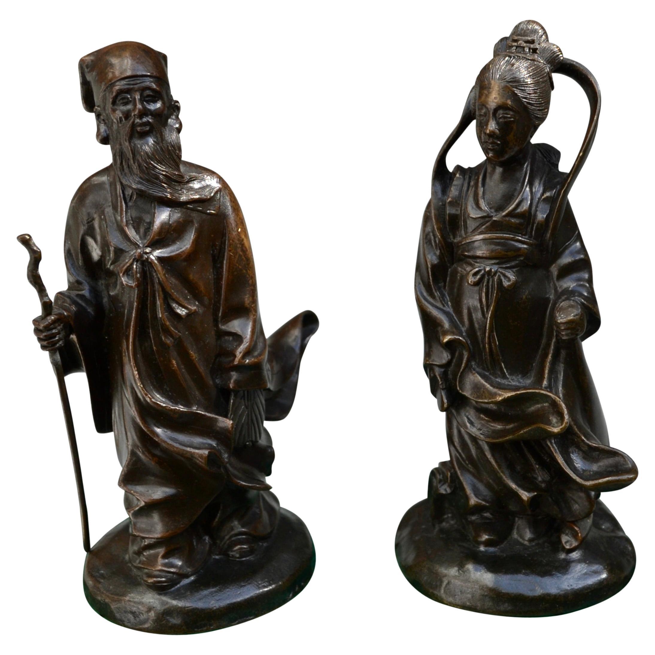 Ein Paar kleine chinesische patinierte Bronzestatuen von Göttern oder Gottheiten aus dem 19.   im Angebot