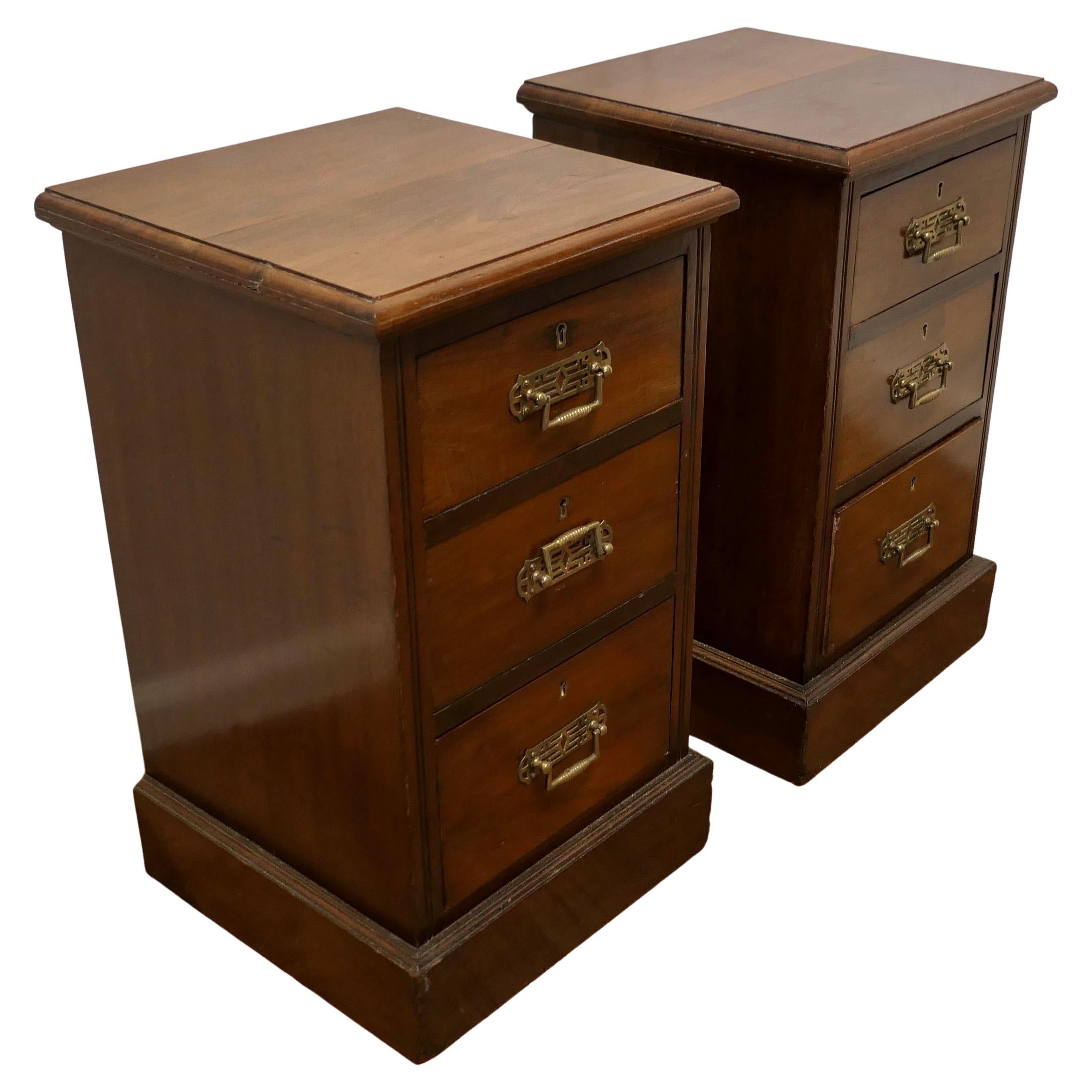 Pair of Small 4 Drawer Chest of Drawers, Night Tables For Sale