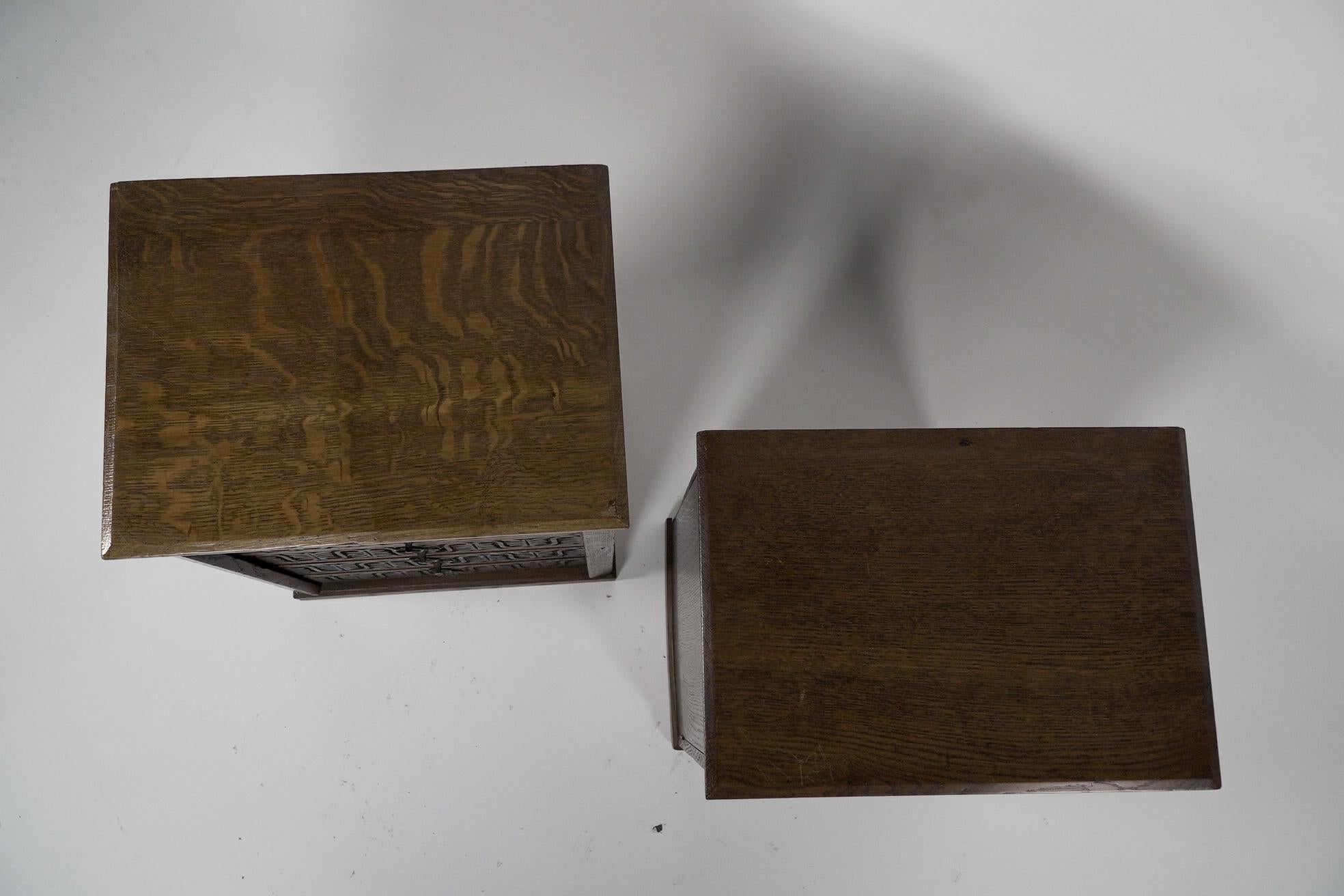 Ein Paar kleine Aesthetic Movement Eichen-Schubladen mit abschließbaren Seitenklappen. im Angebot 11
