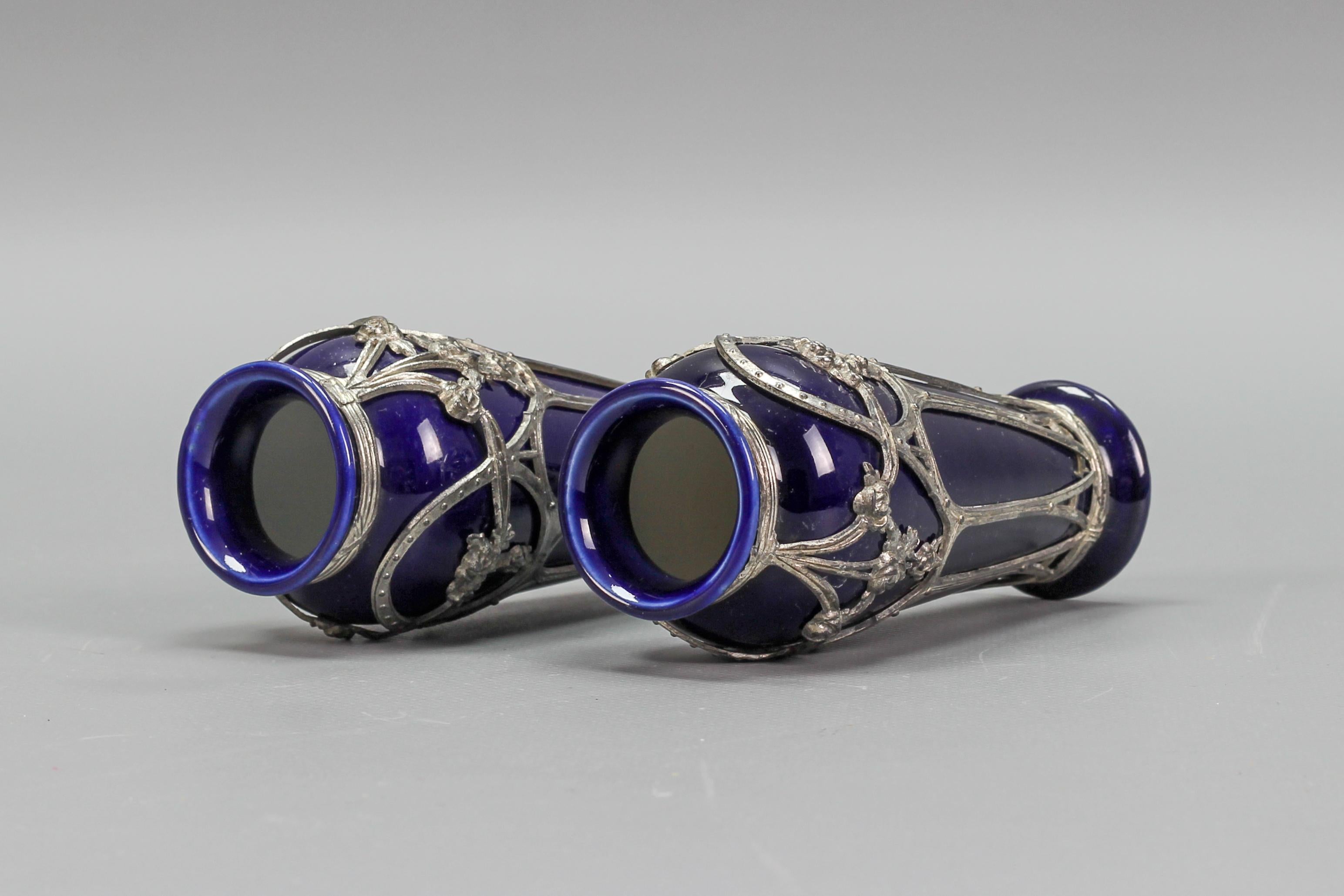 Coppia di piccoli vasi in ceramica smaltata blu in stile Art Nouveau in vendita 3