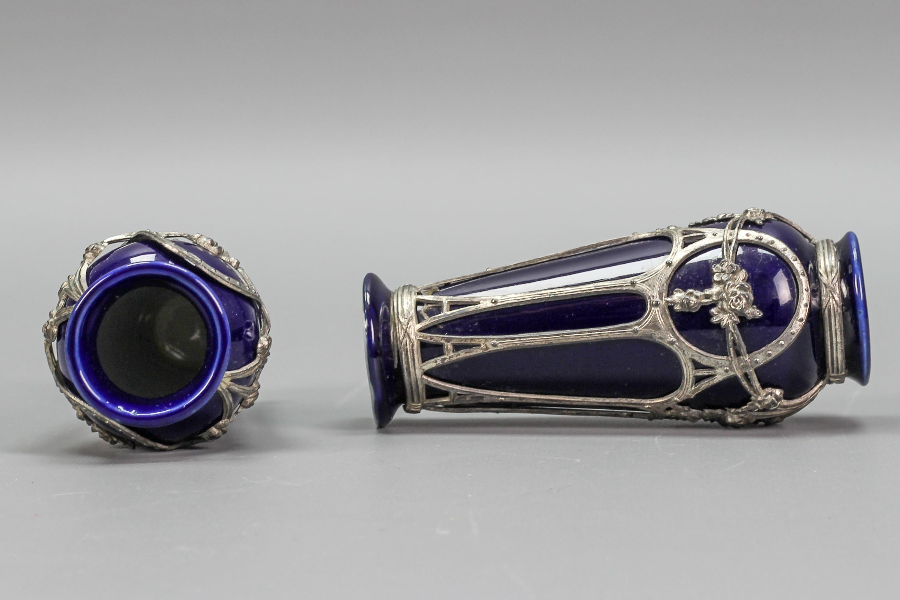 Coppia di piccoli vasi in ceramica smaltata blu in stile Art Nouveau in vendita 7
