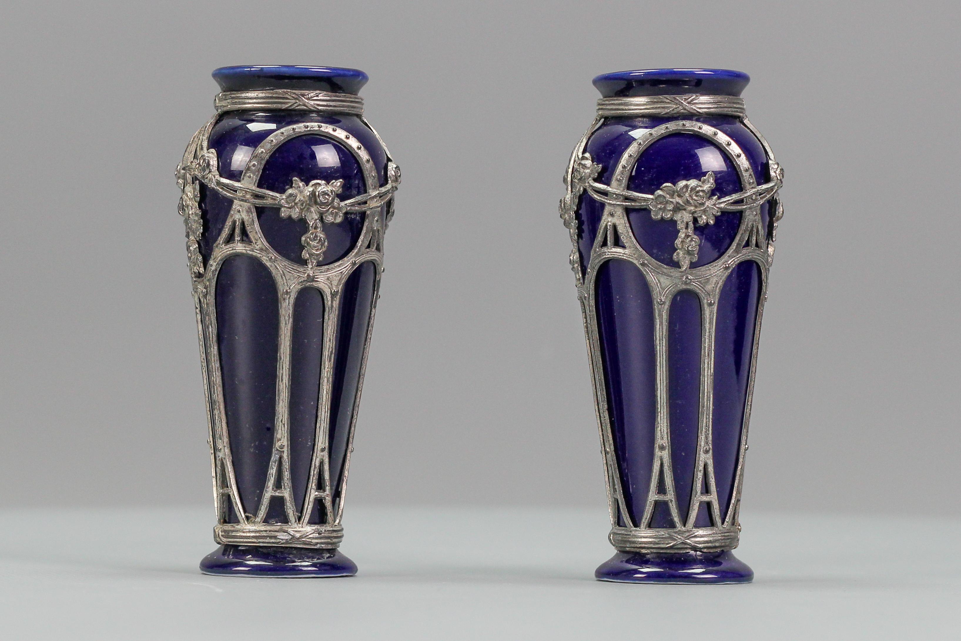 Coppia di piccoli vasi in ceramica smaltata blu in stile Art Nouveau in vendita 9