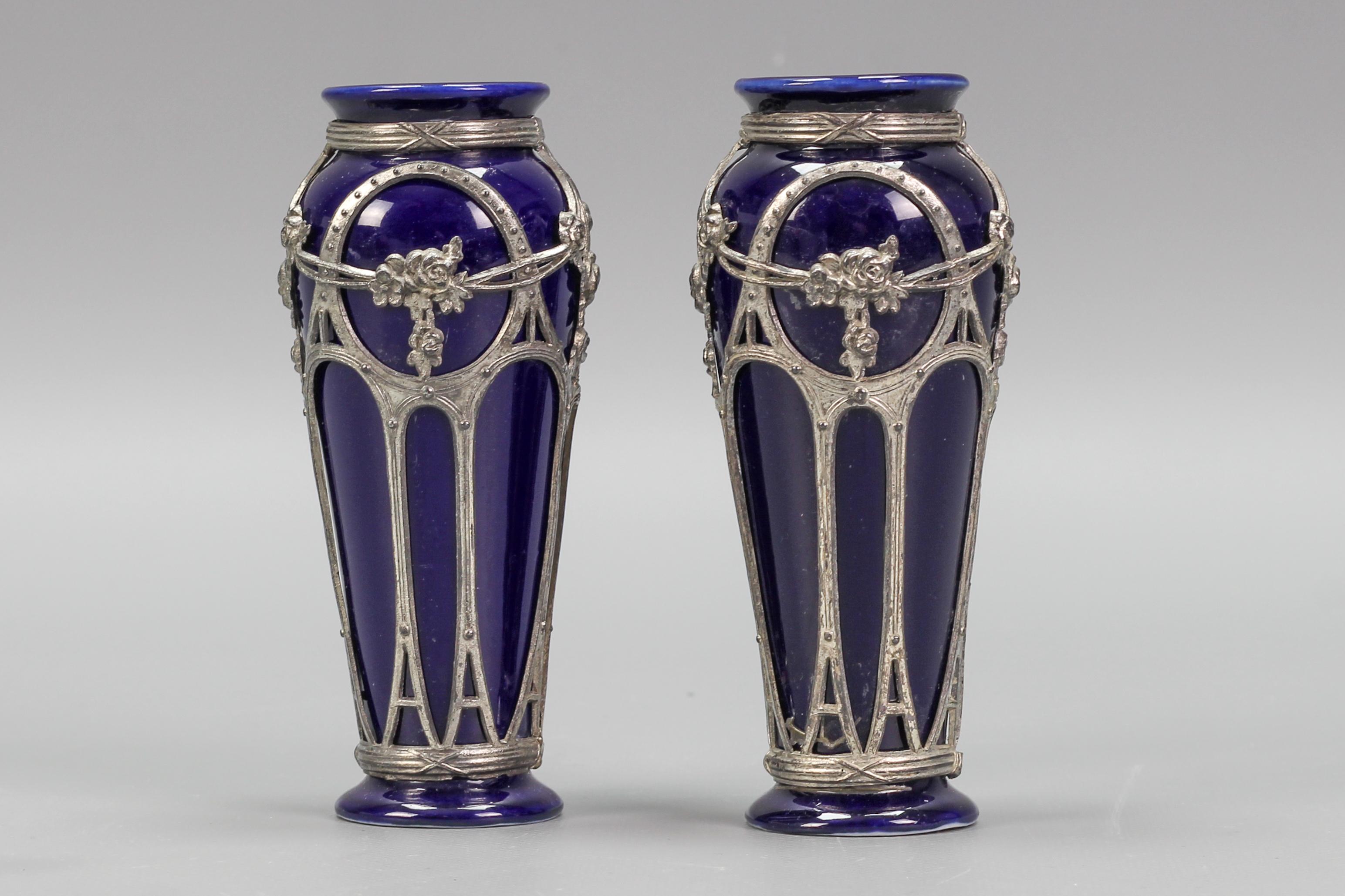 Smaltato Coppia di piccoli vasi in ceramica smaltata blu in stile Art Nouveau in vendita