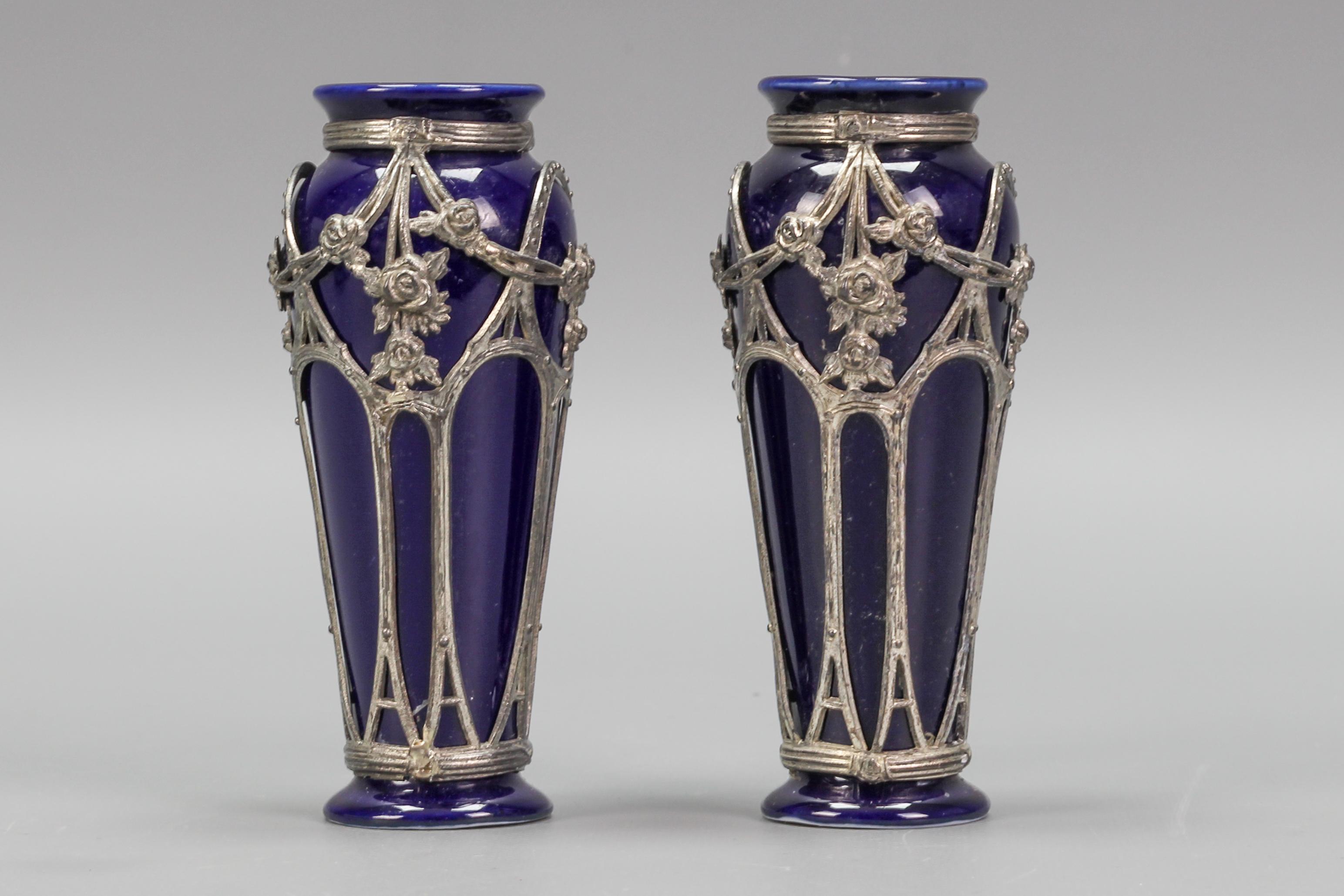 Coppia di piccoli vasi in ceramica smaltata blu in stile Art Nouveau In condizioni buone in vendita a Barntrup, DE