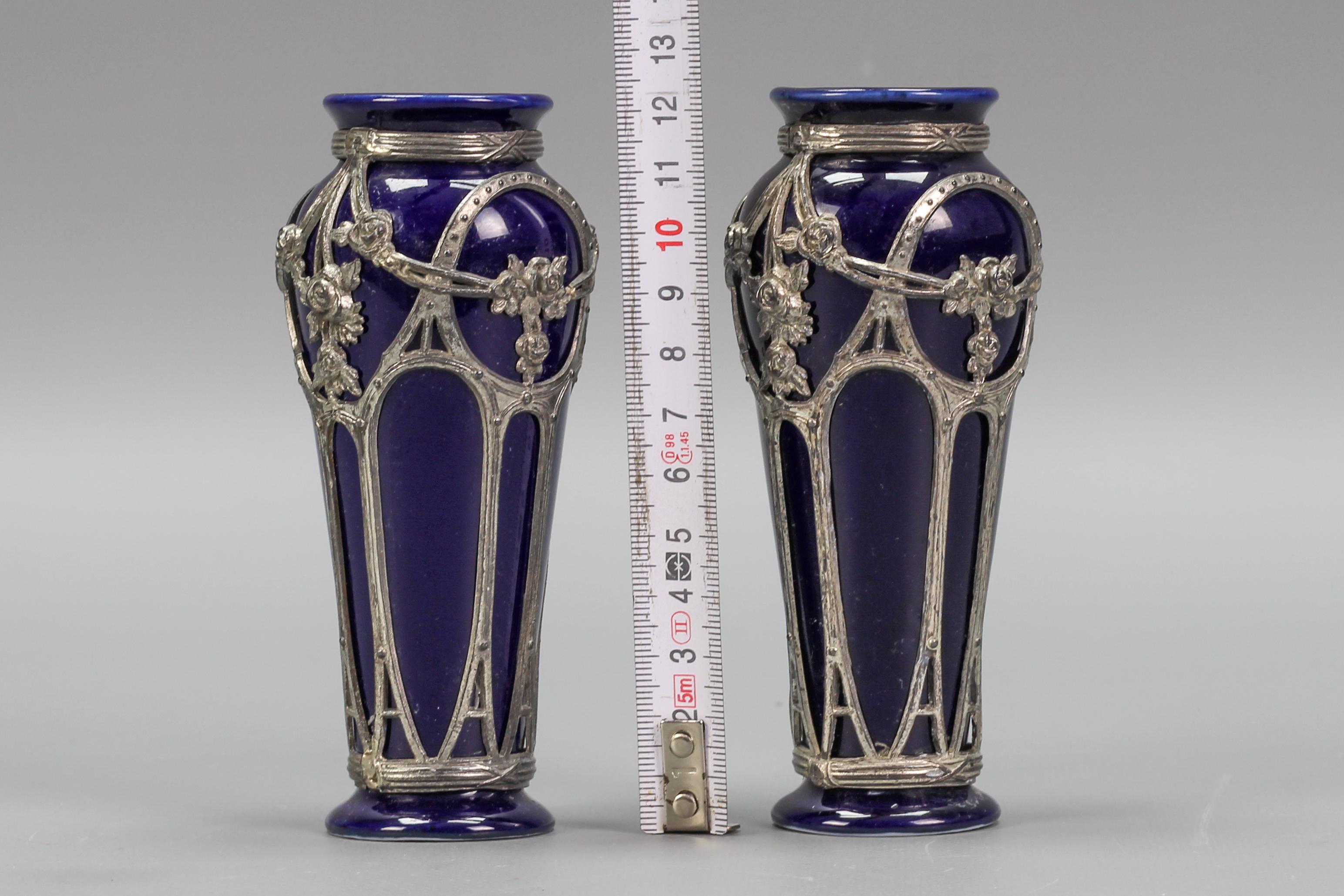 XX secolo Coppia di piccoli vasi in ceramica smaltata blu in stile Art Nouveau in vendita