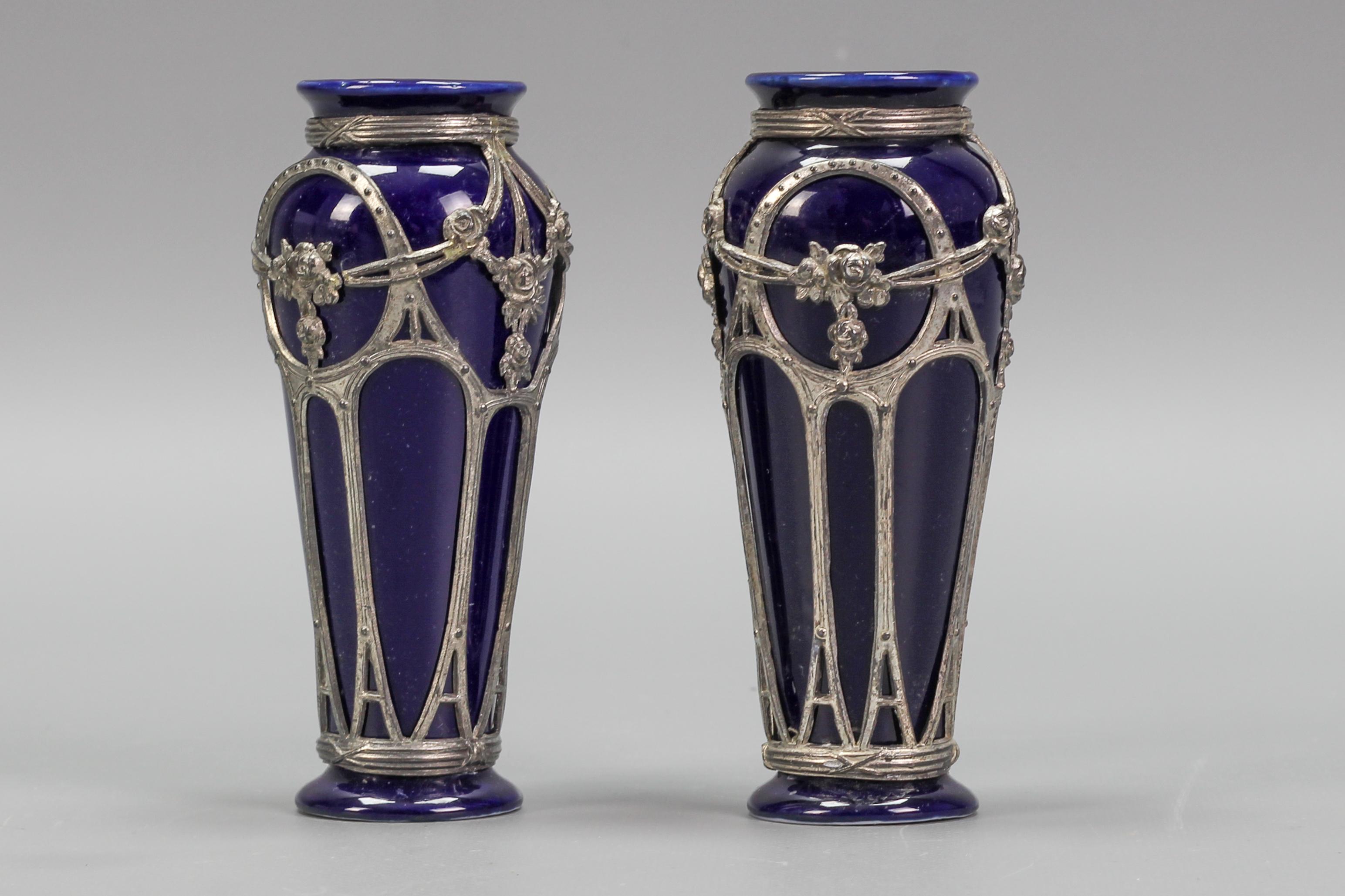 Coppia di piccoli vasi in ceramica smaltata blu in stile Art Nouveau in vendita 1