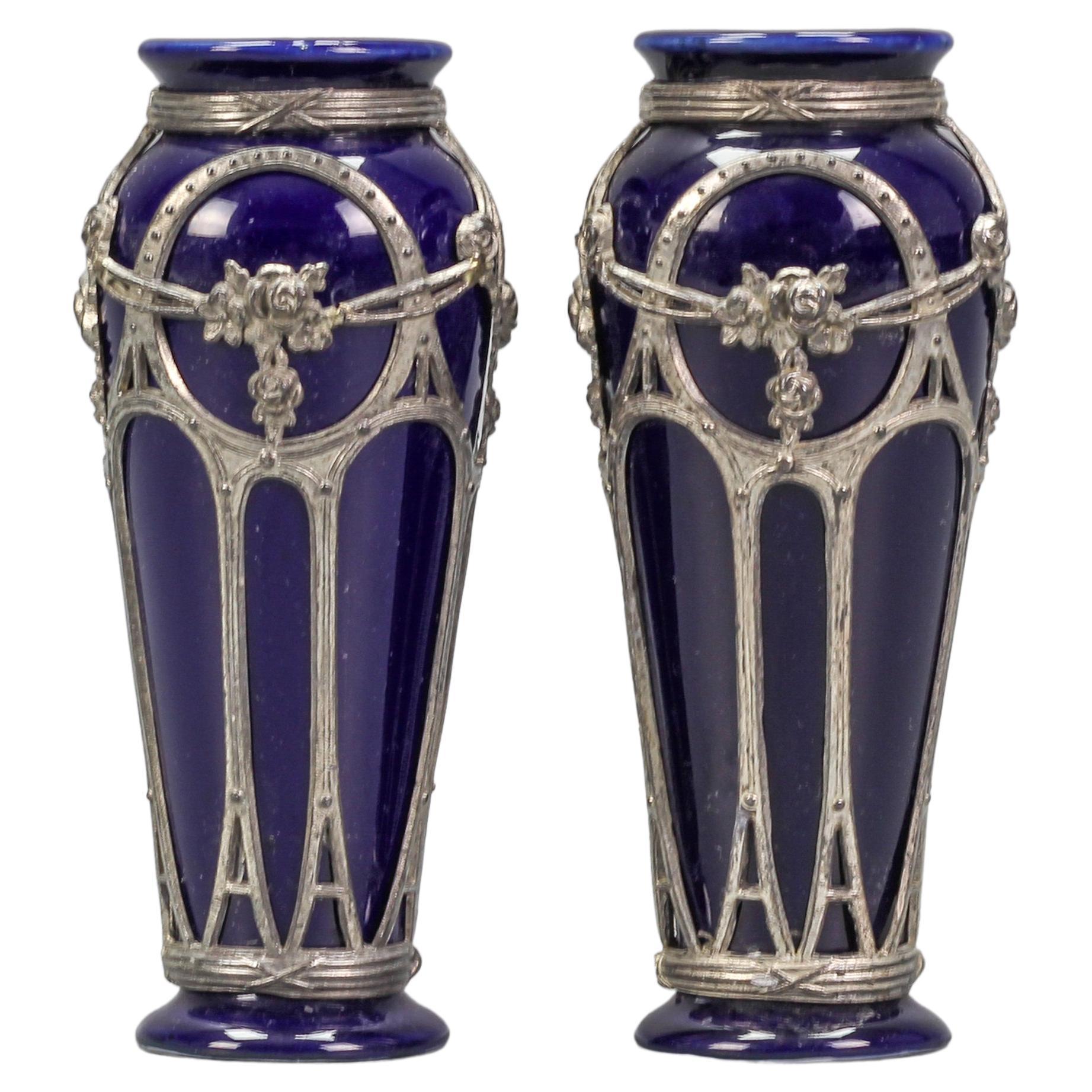 Paire de petits vases Art Nouveau en céramique émaillée bleue