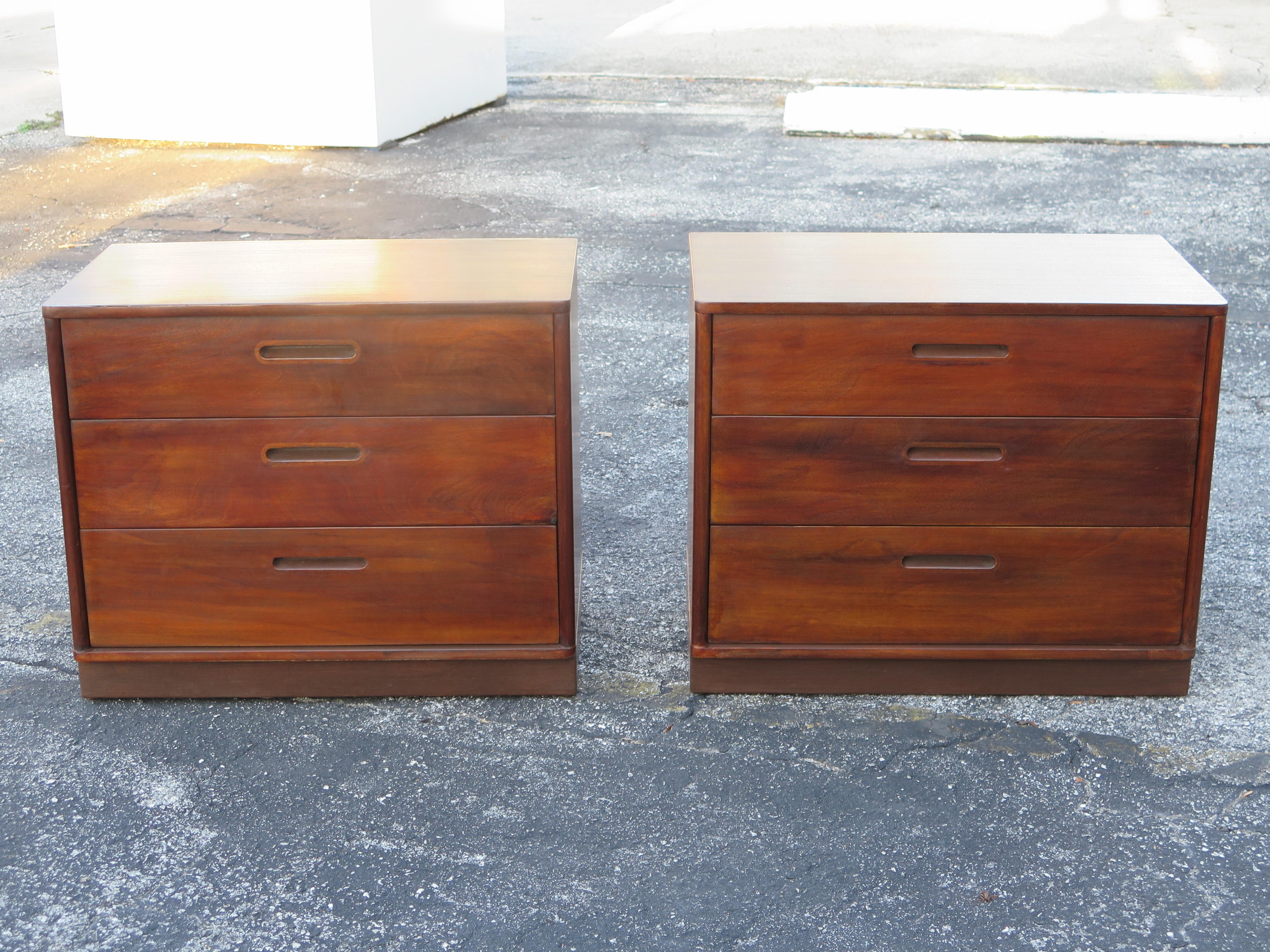 Mid-Century moderno Coppia di piccoli comò di Edward Wormley per Dunbar, anni '40 ca. in vendita