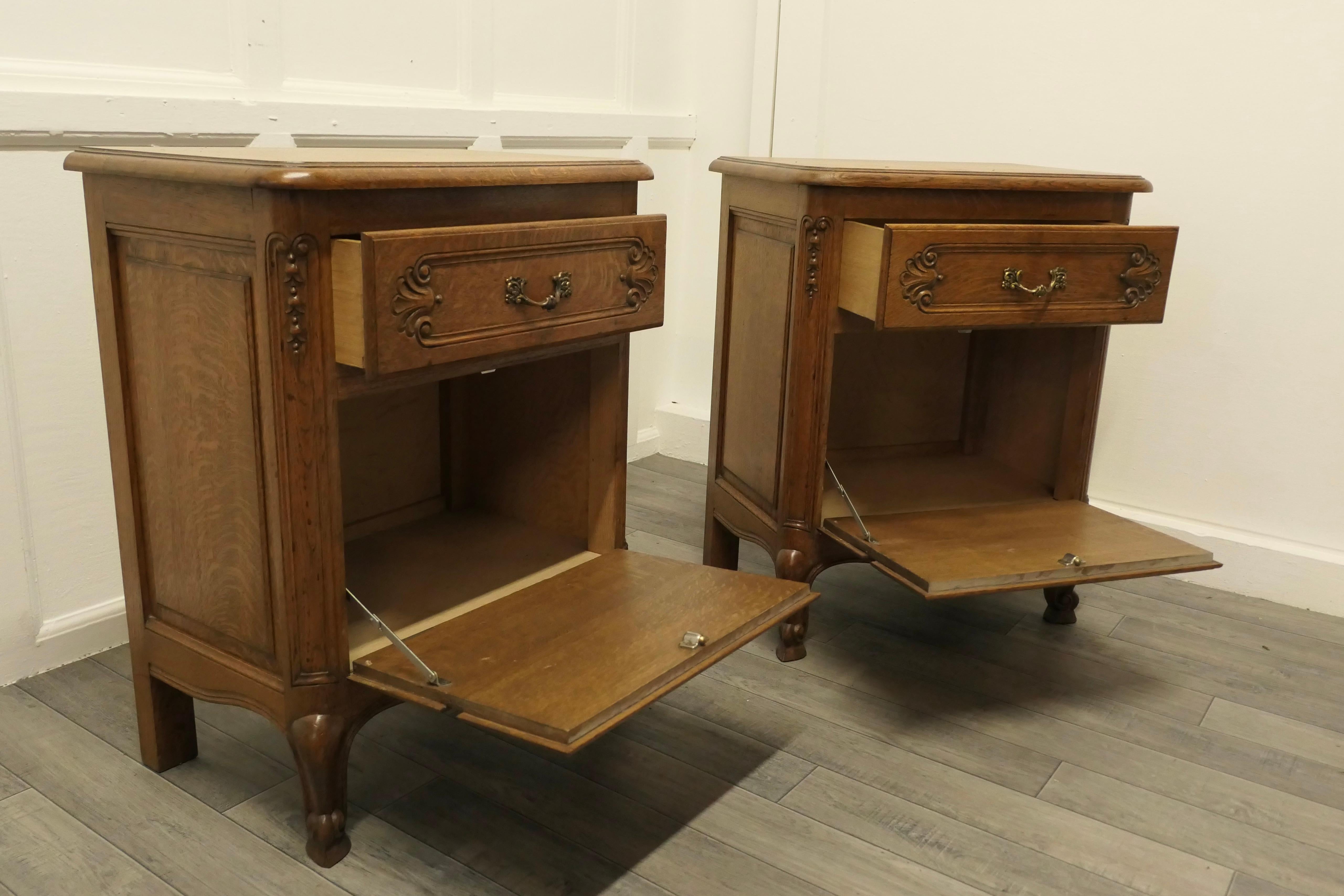 A Pair of Small French Golden Oak Chests of Drawers    In Good Condition For Sale In Chillerton, Isle of Wight